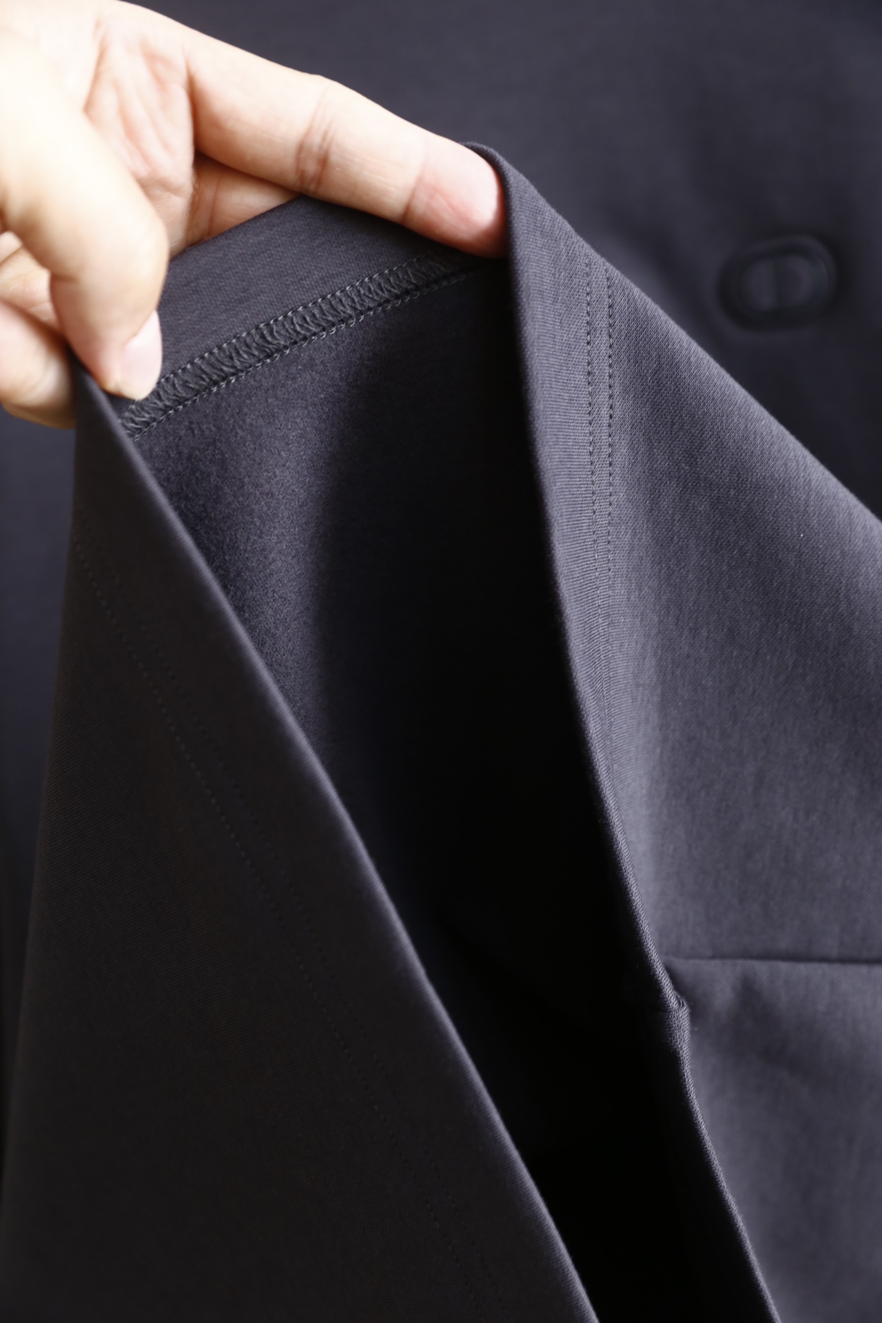 🔥迪奥.25秋冬新品！时尚男士百搭半高领长袖上衣，采用莫代尔精梳棉与羊毛混纺面料制作，融合莫代尔的柔软垂