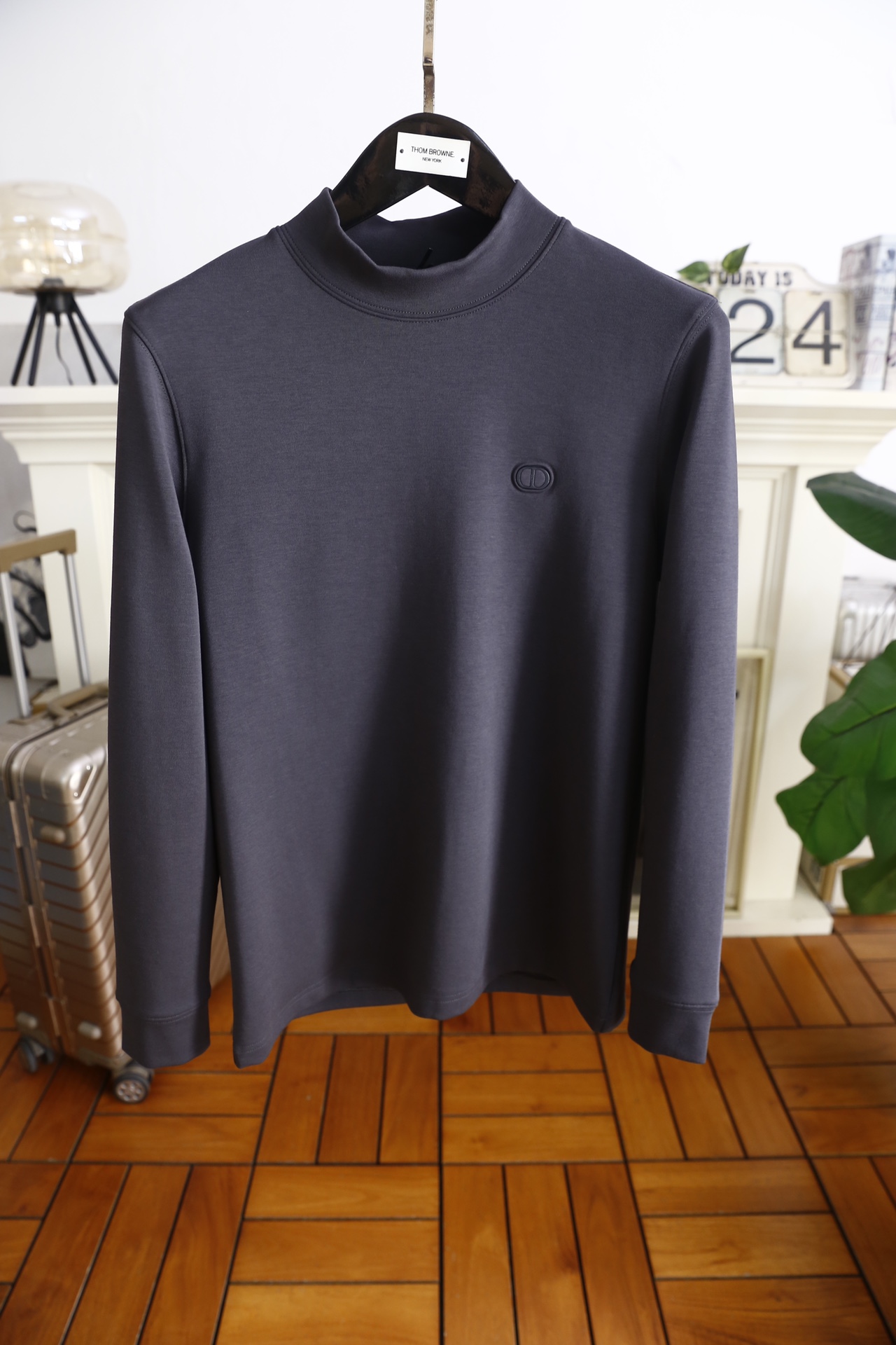 🔥迪奥.25秋冬新品！时尚男士百搭半高领长袖上衣，采用莫代尔精梳棉与羊毛混纺面料制作，融合莫代尔的柔软垂