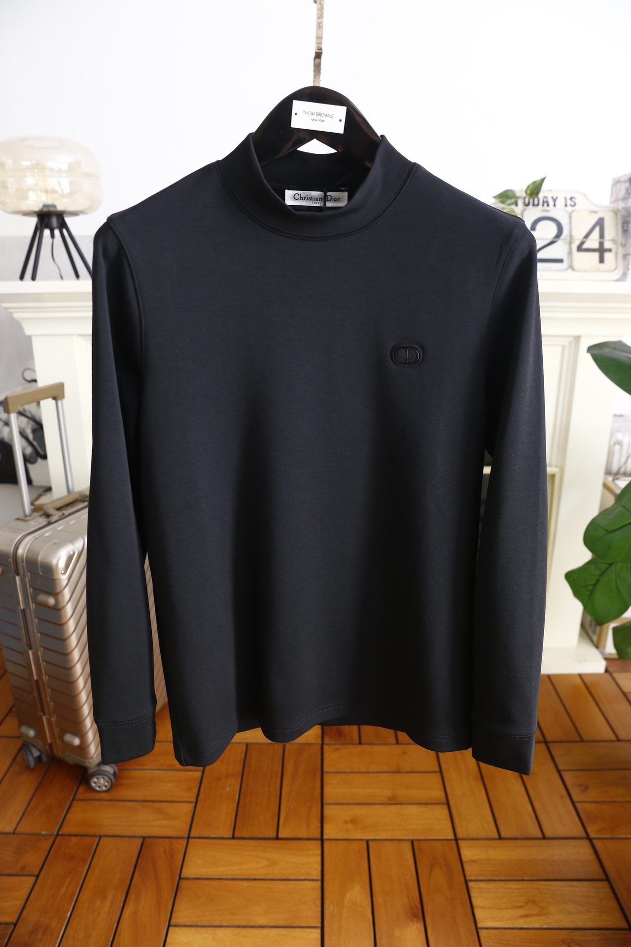 🔥迪奥.25秋冬新品！时尚男士百搭半高领长袖上衣，采用莫代尔精梳棉与羊毛混纺面料制作，融合莫代尔的柔软垂