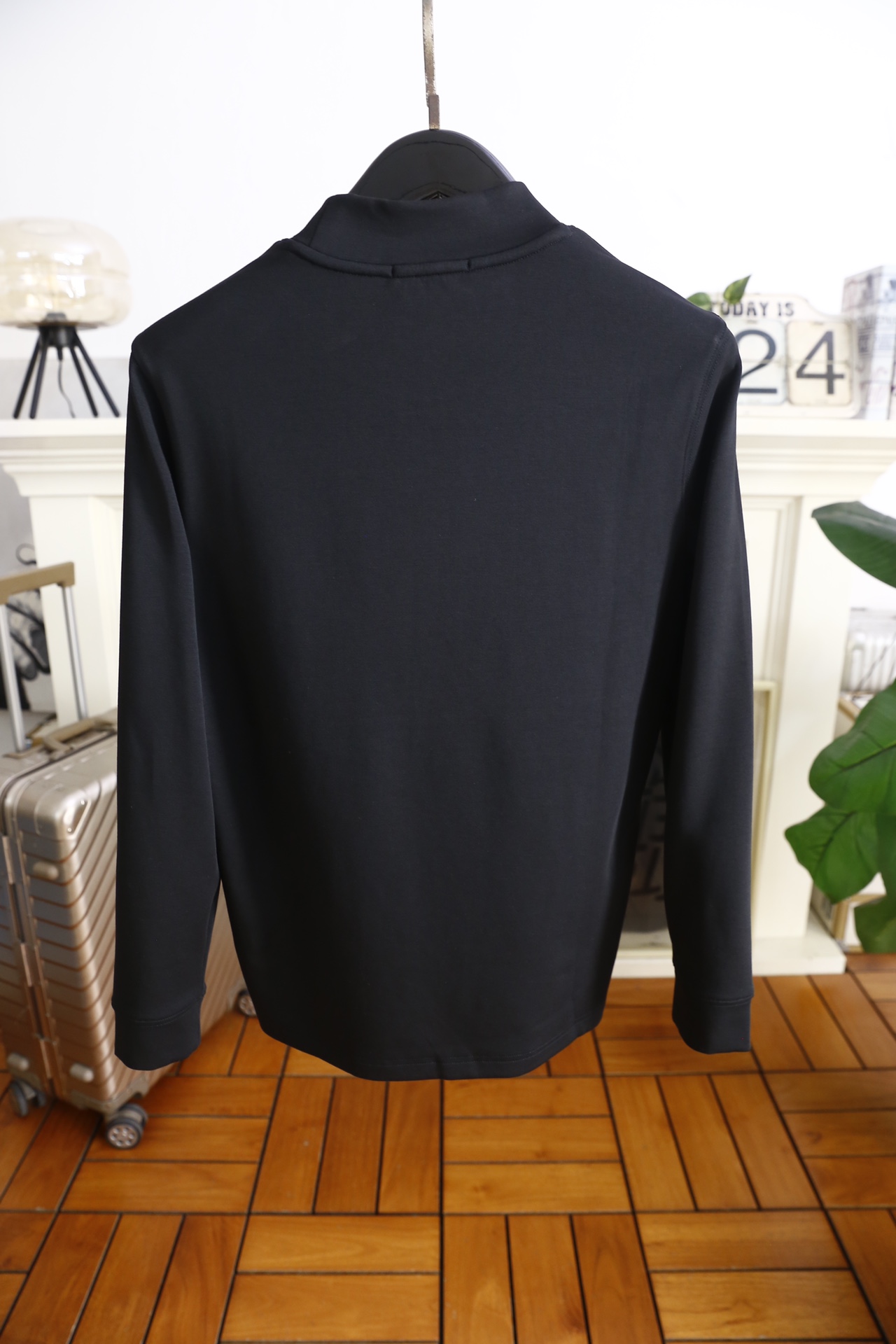 🔥迪奥.25秋冬新品！时尚男士百搭半高领长袖上衣，采用莫代尔精梳棉与羊毛混纺面料制作，融合莫代尔的柔软垂