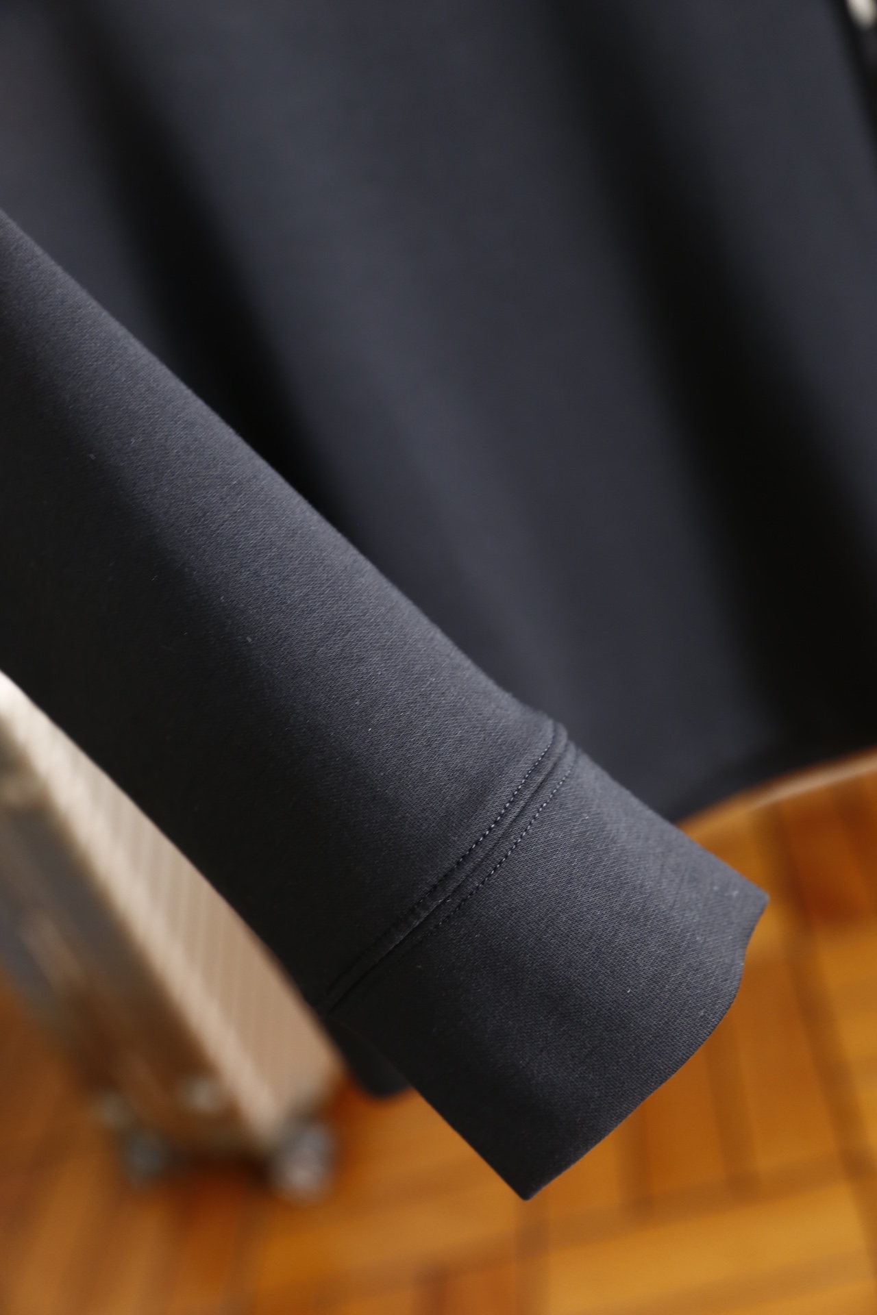 🔥迪奥.25秋冬新品！时尚男士百搭半高领长袖上衣，采用莫代尔精梳棉与羊毛混纺面料制作，融合莫代尔的柔软垂