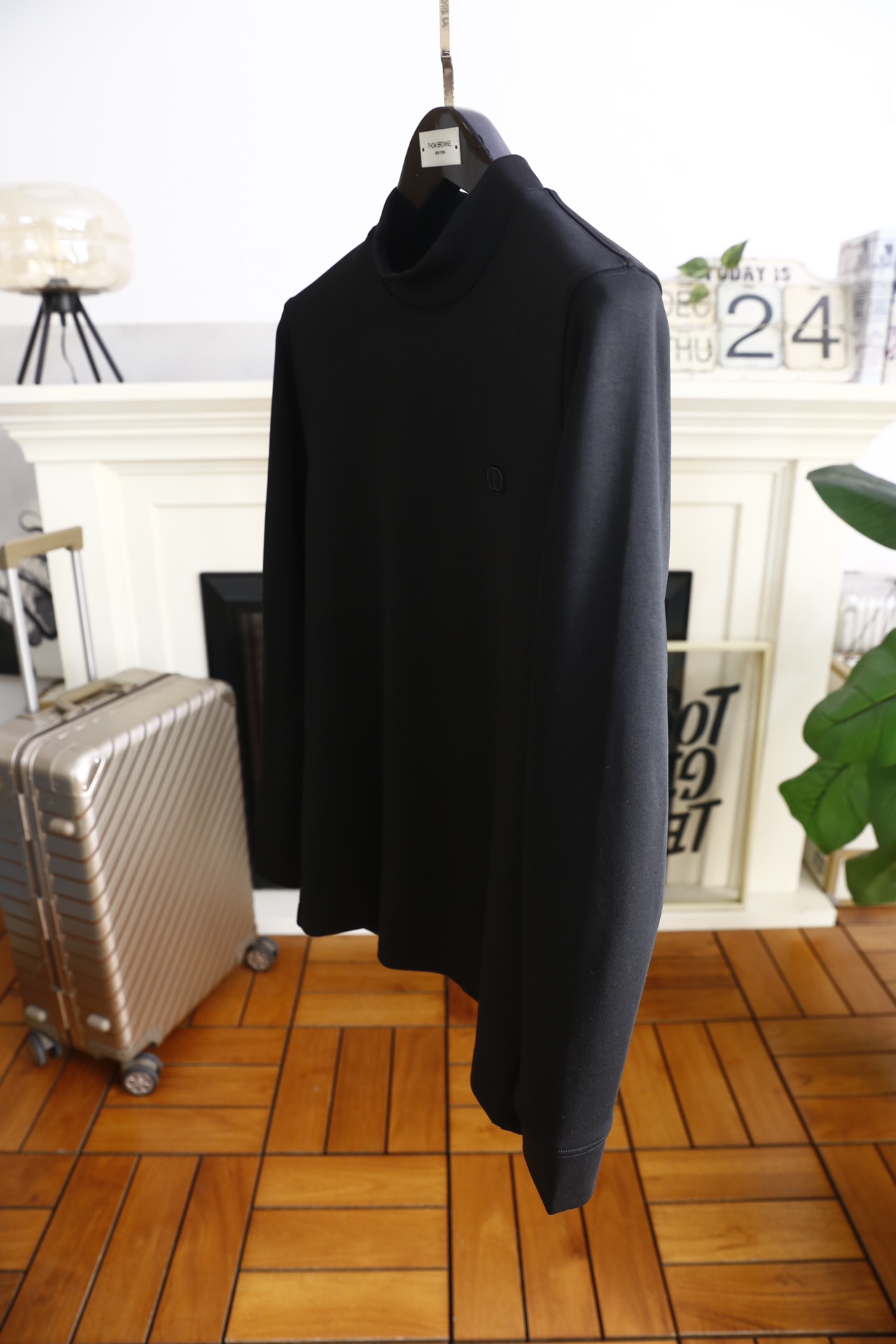 🔥迪奥.25秋冬新品！时尚男士百搭半高领长袖上衣，采用莫代尔精梳棉与羊毛混纺面料制作，融合莫代尔的柔软垂