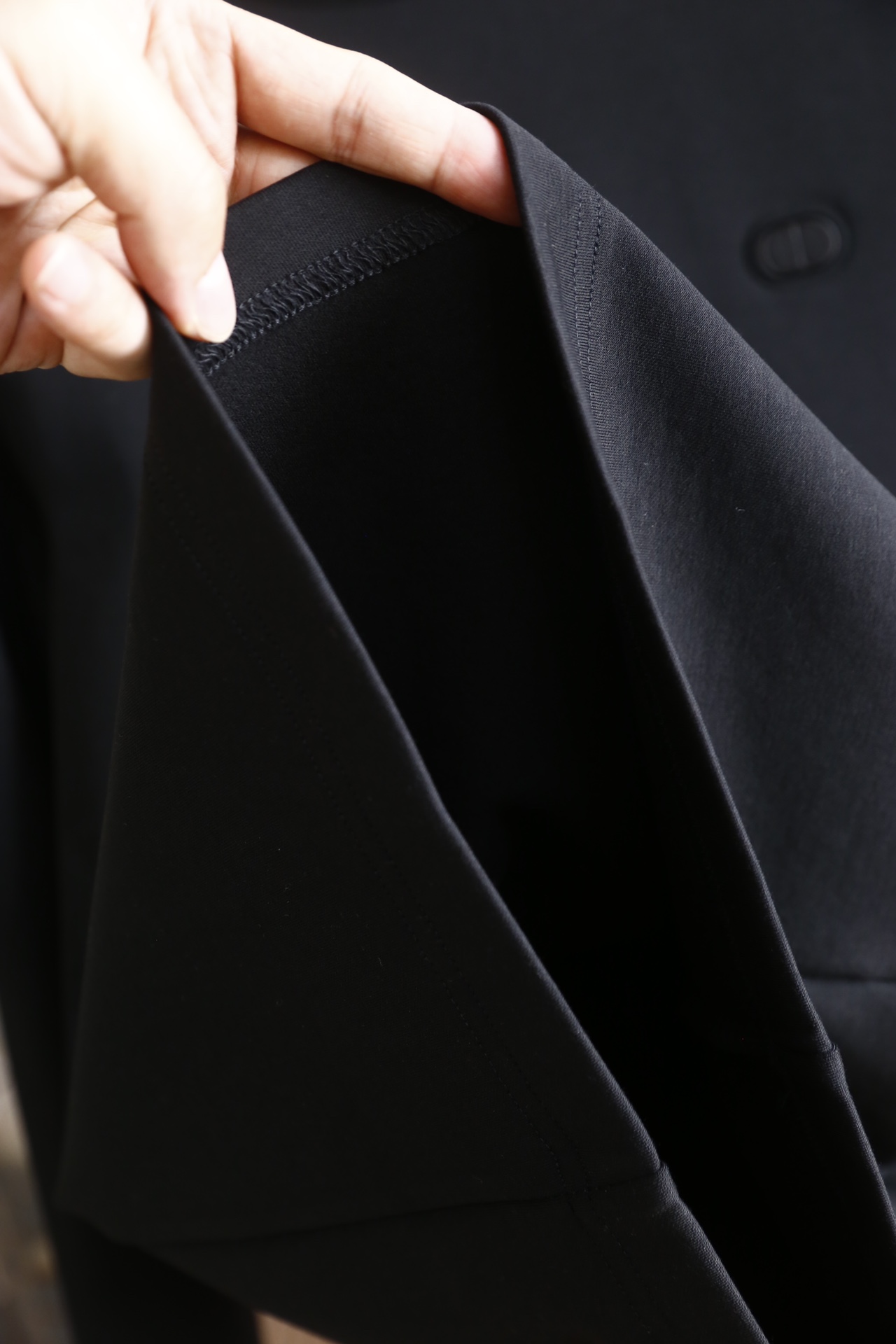 🔥迪奥.25秋冬新品！时尚男士百搭半高领长袖上衣，采用莫代尔精梳棉与羊毛混纺面料制作，融合莫代尔的柔软垂