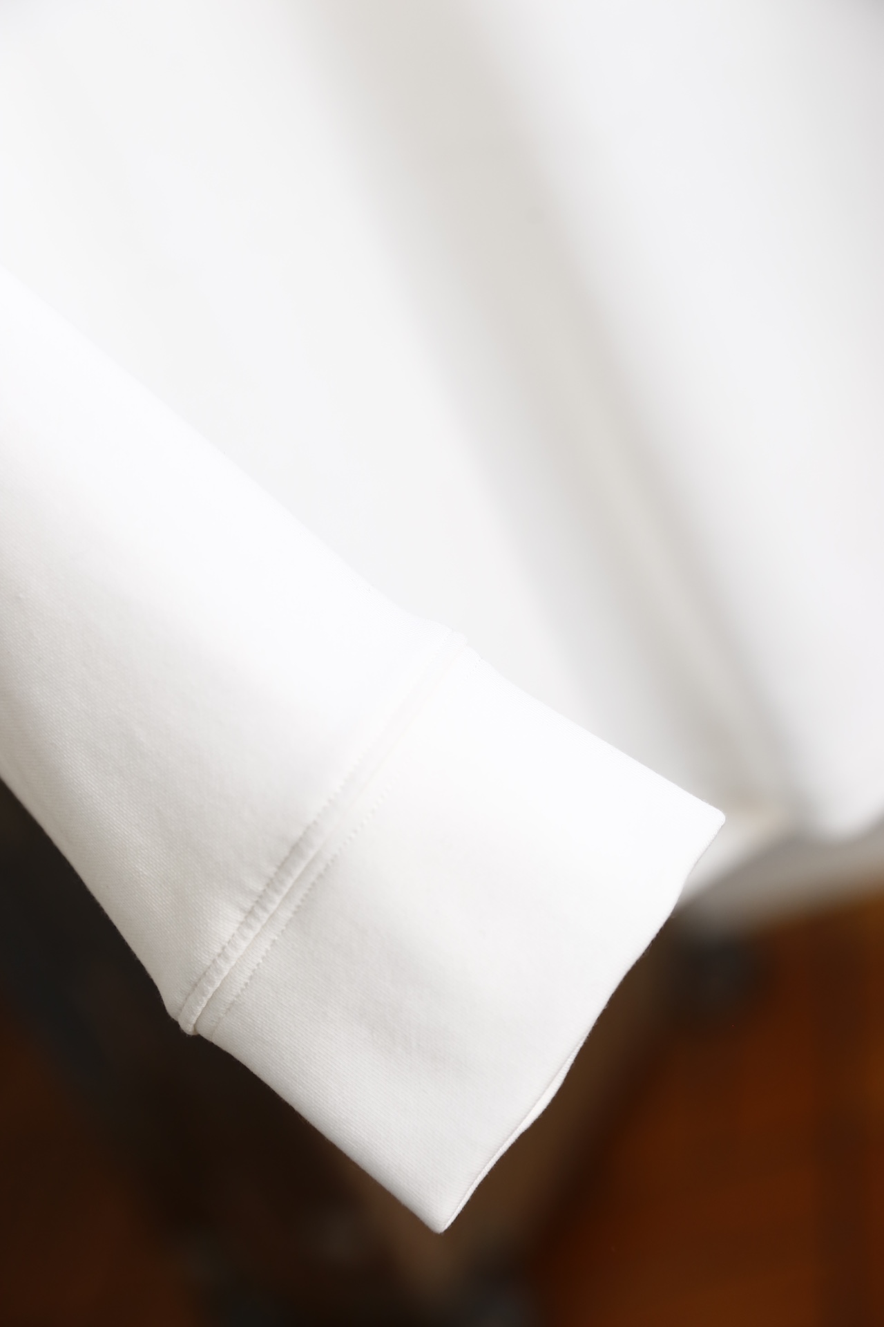 🔥迪奥.25秋冬新品！时尚男士百搭半高领长袖上衣，采用莫代尔精梳棉与羊毛混纺面料制作，融合莫代尔的柔软垂