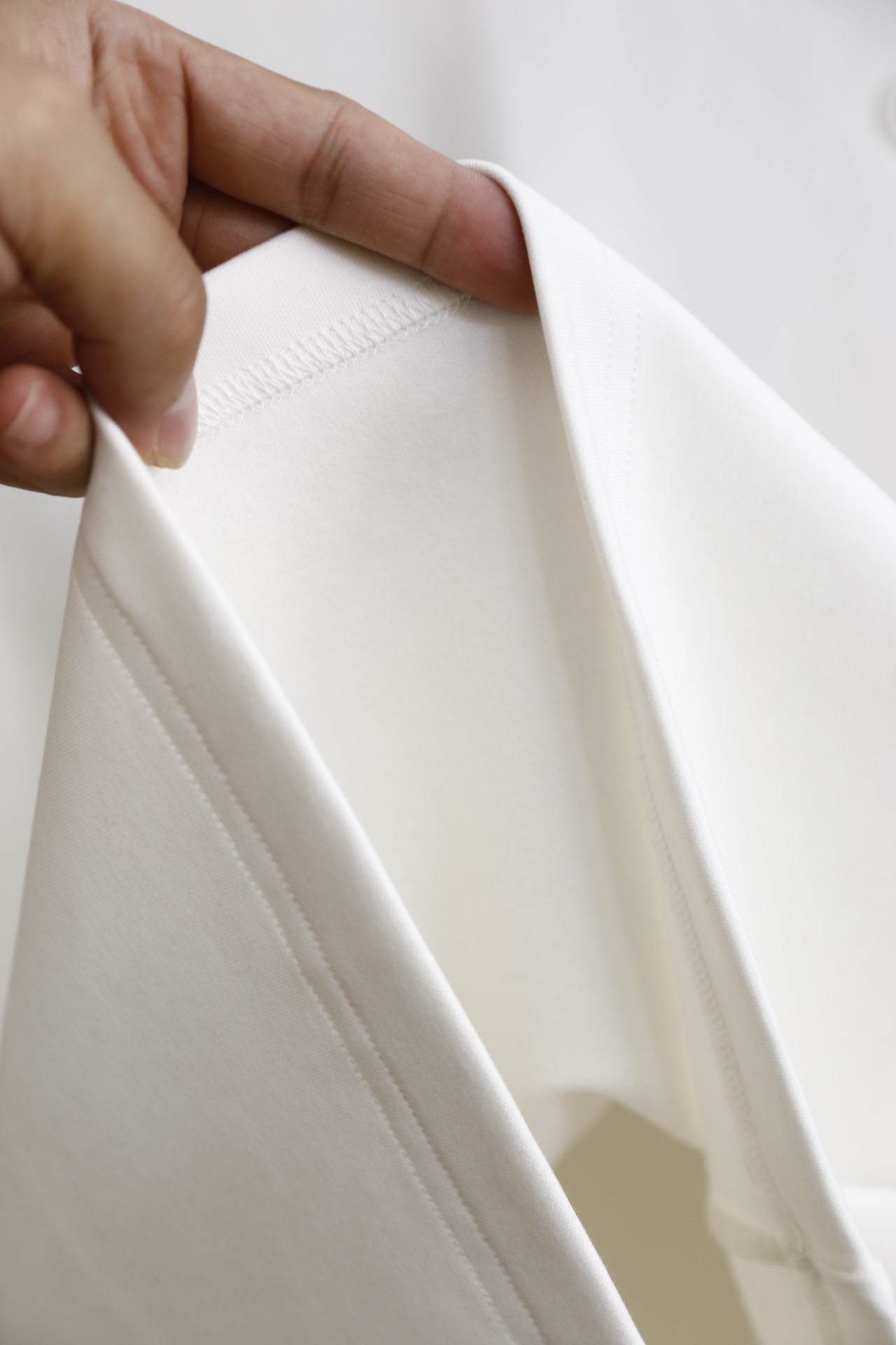 🔥迪奥.25秋冬新品！时尚男士百搭半高领长袖上衣，采用莫代尔精梳棉与羊毛混纺面料制作，融合莫代尔的柔软垂