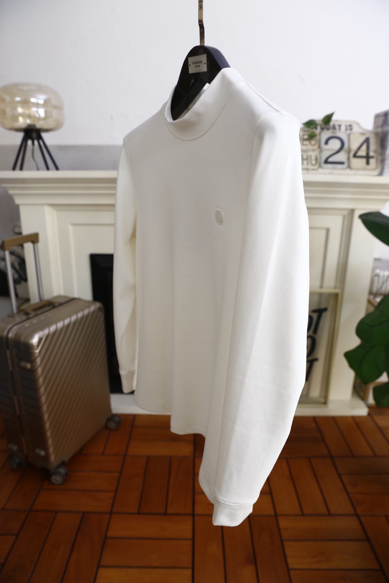 🔥迪奥.25秋冬新品！时尚男士百搭半高领长袖上衣，采用莫代尔精梳棉与羊毛混纺面料制作，融合莫代尔的柔软垂