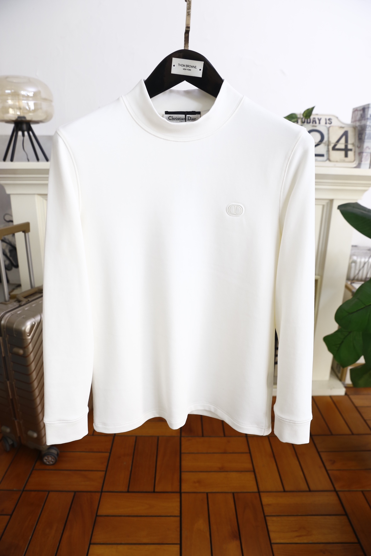 🔥迪奥.25秋冬新品！时尚男士百搭半高领长袖上衣，采用莫代尔精梳棉与羊毛混纺面料制作，融合莫代尔的柔软垂