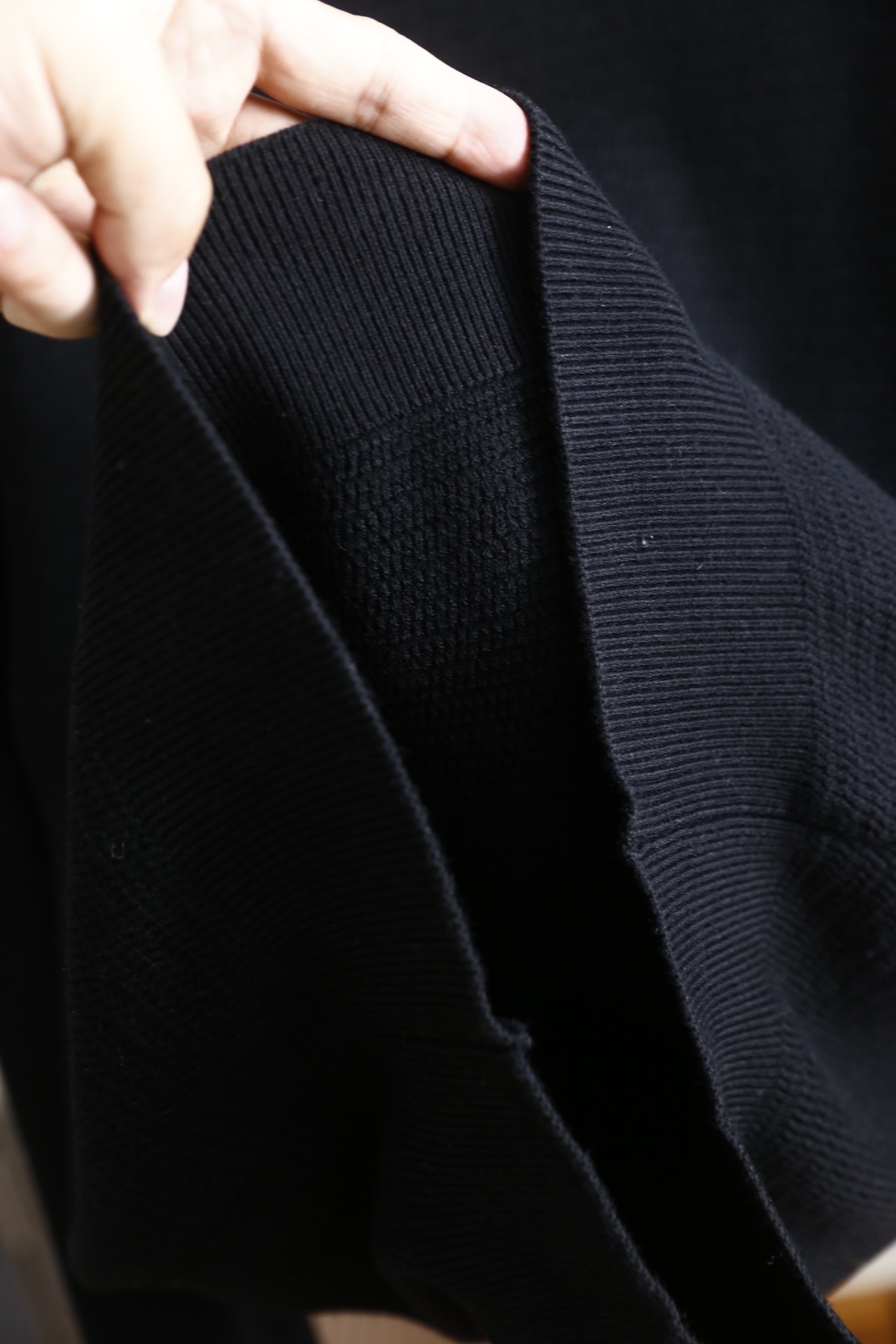 🔥TB.25秋冬新品！时尚男士半高领针织衫，含29.6%绵羊毛面料混纺制成，兼具绵羊毛的柔软亲肤特性与混