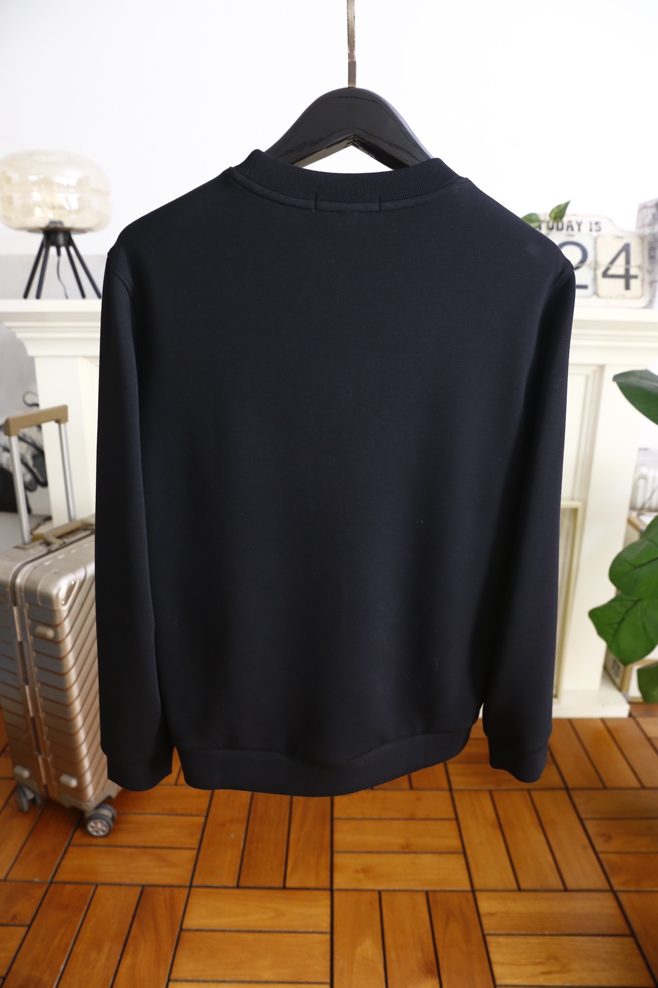 🔥迪奥.25秋冬新品！时尚男士百搭圆领长袖卫衣，以聚酯纤维面料打造，面料具备良好的抗皱性与耐磨性，触感柔