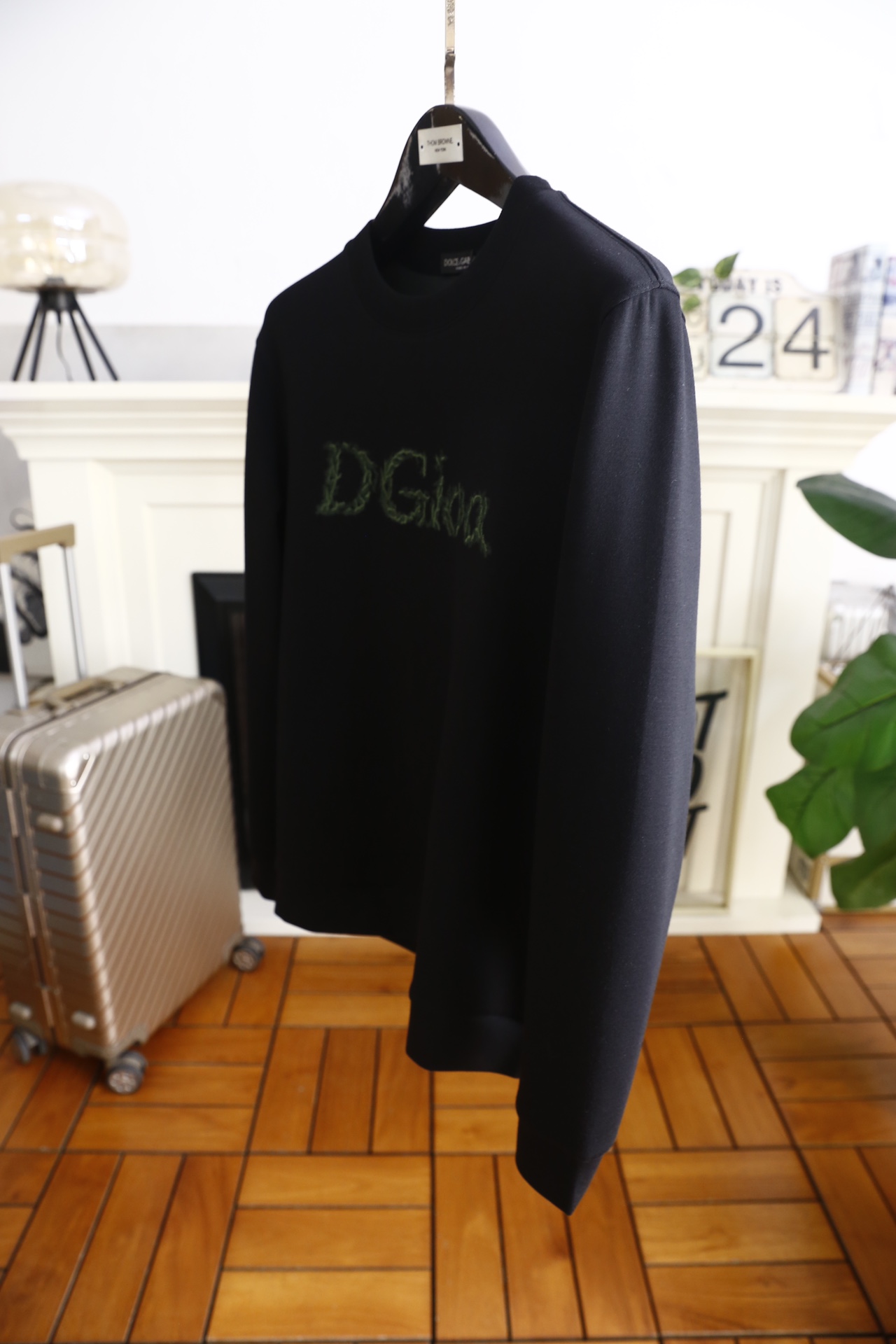 🔥迪奥.25秋冬新品！时尚男士百搭圆领长袖卫衣，以聚酯纤维面料打造，面料具备良好的抗皱性与耐磨性，触感柔