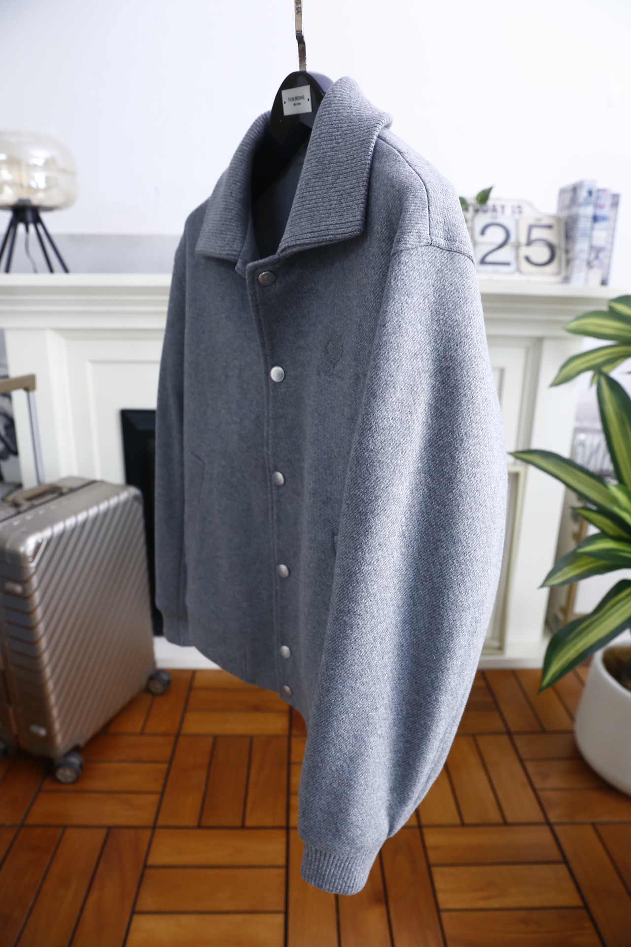 🔥lP🆕.25秋冬新款🆕男士翻领绵羊毛夹克，采用纯绵羊毛面料制作，质地厚实且保暖性出众，翻领设计贴合颈部