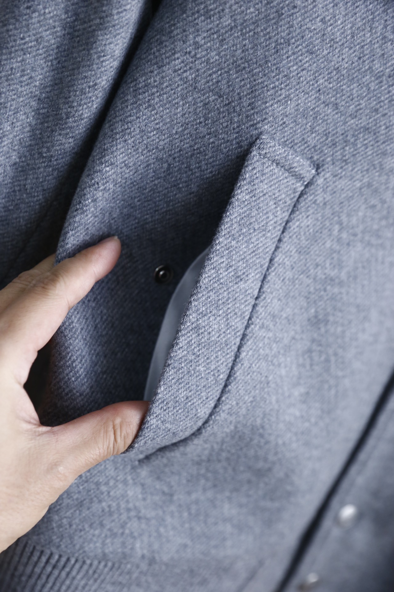 🔥lP🆕.25秋冬新款🆕男士翻领绵羊毛夹克，采用纯绵羊毛面料制作，质地厚实且保暖性出众，翻领设计贴合颈部