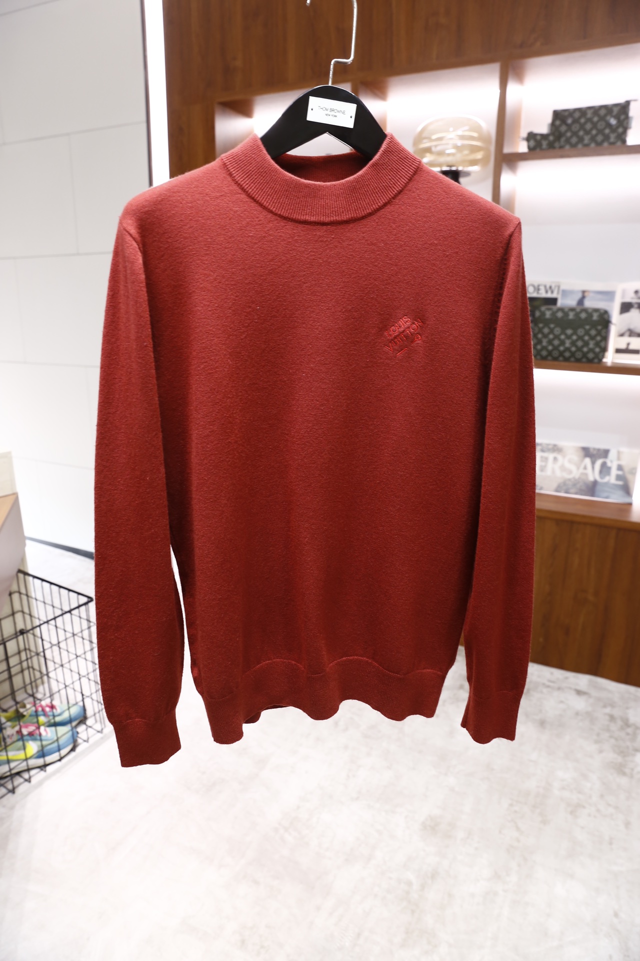 🔥路易威*/LV.25秋冬新品！时尚男士百搭半高领毛衫！选用细腻羊毛混纺面料制作，半高领领口设计贴合颈部