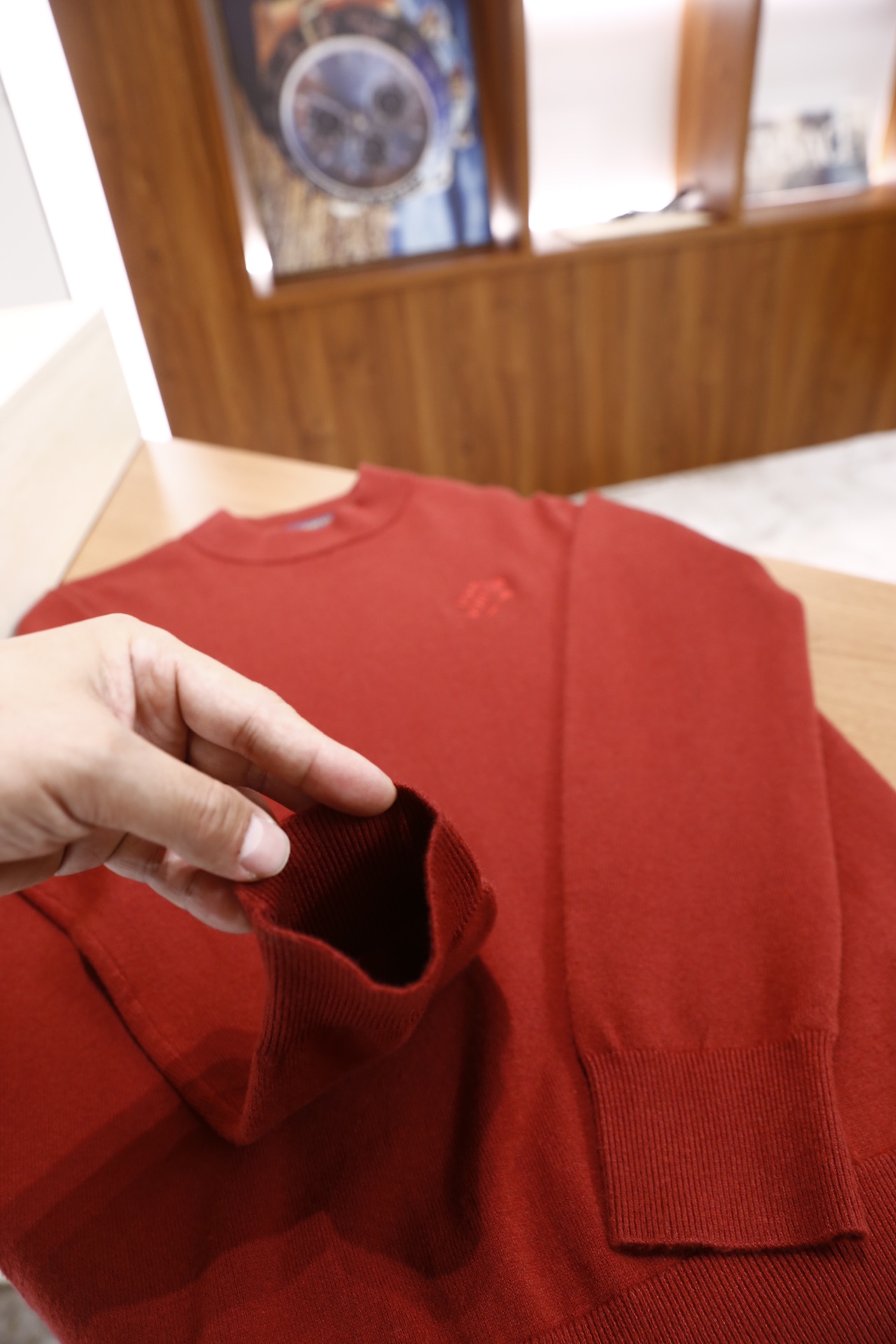 🔥路易威*/LV.25秋冬新品！时尚男士百搭半高领毛衫！选用细腻羊毛混纺面料制作，半高领领口设计贴合颈部