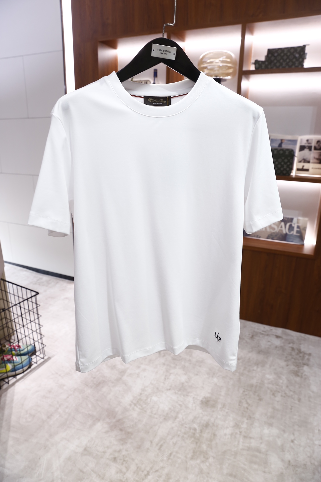 🔥lP🆕.26早春新品！时尚男士圆领短袖T恤，采用简约净版设计，圆领领口贴合颈部线条，短袖剪裁符合常规版