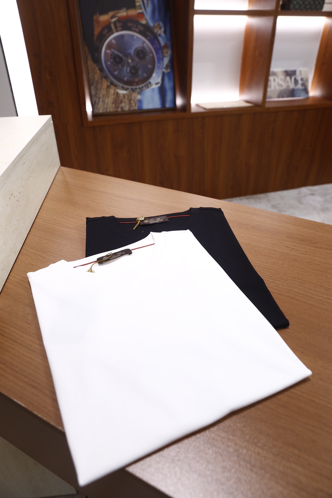 🔥lP🆕.26早春新品！时尚男士圆领短袖T恤，采用简约净版设计，圆领领口贴合颈部线条，短袖剪裁符合常规版