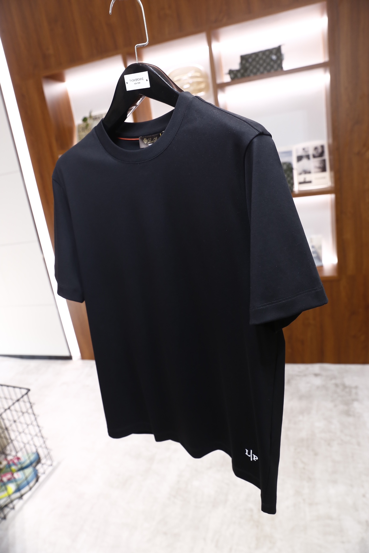 🔥lP🆕.26早春新品！时尚男士圆领短袖T恤，采用简约净版设计，圆领领口贴合颈部线条，短袖剪裁符合常规版