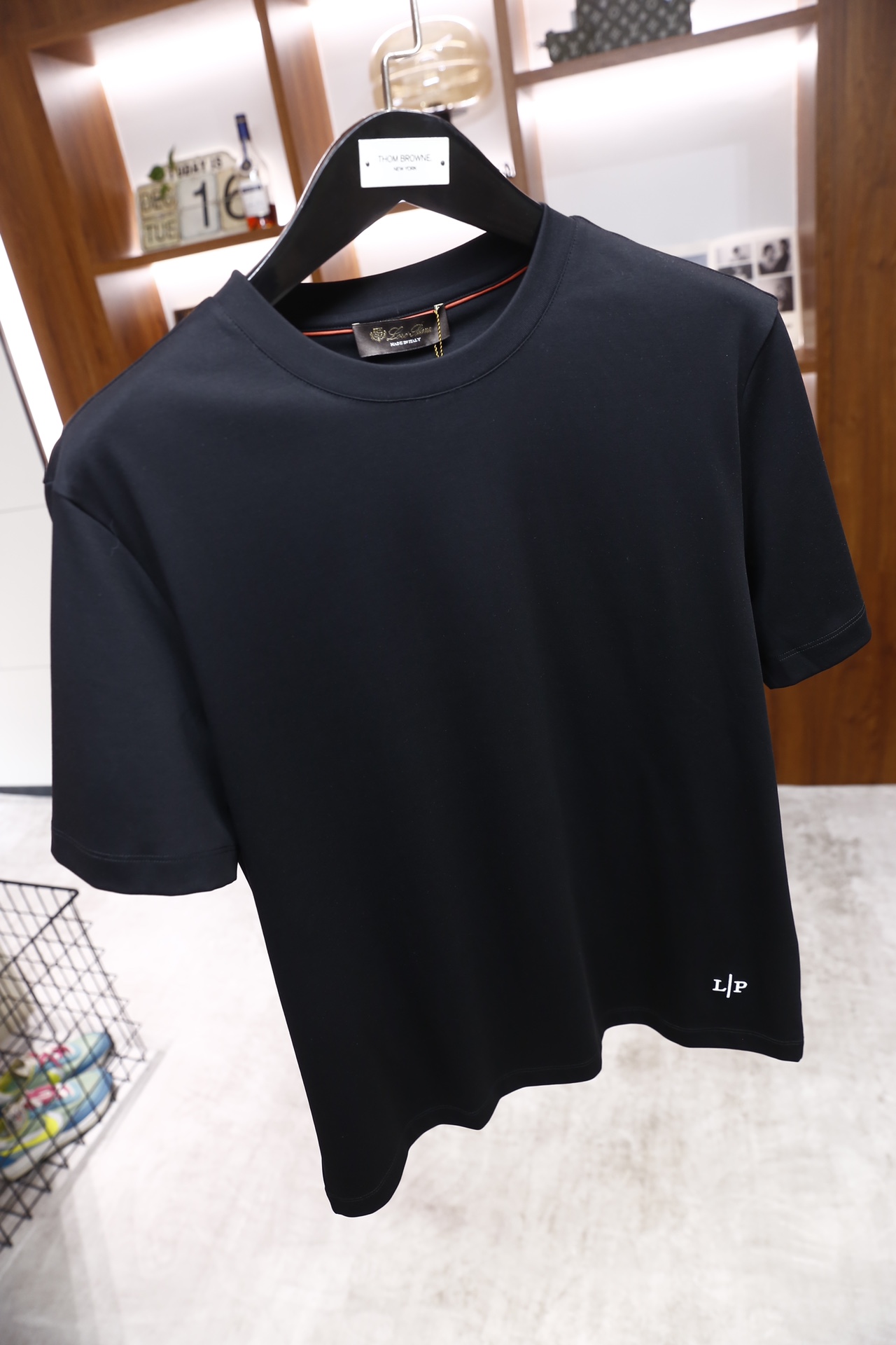 🔥lP🆕.26早春新品！时尚男士圆领短袖T恤，采用简约净版设计，圆领领口贴合颈部线条，短袖剪裁符合常规版