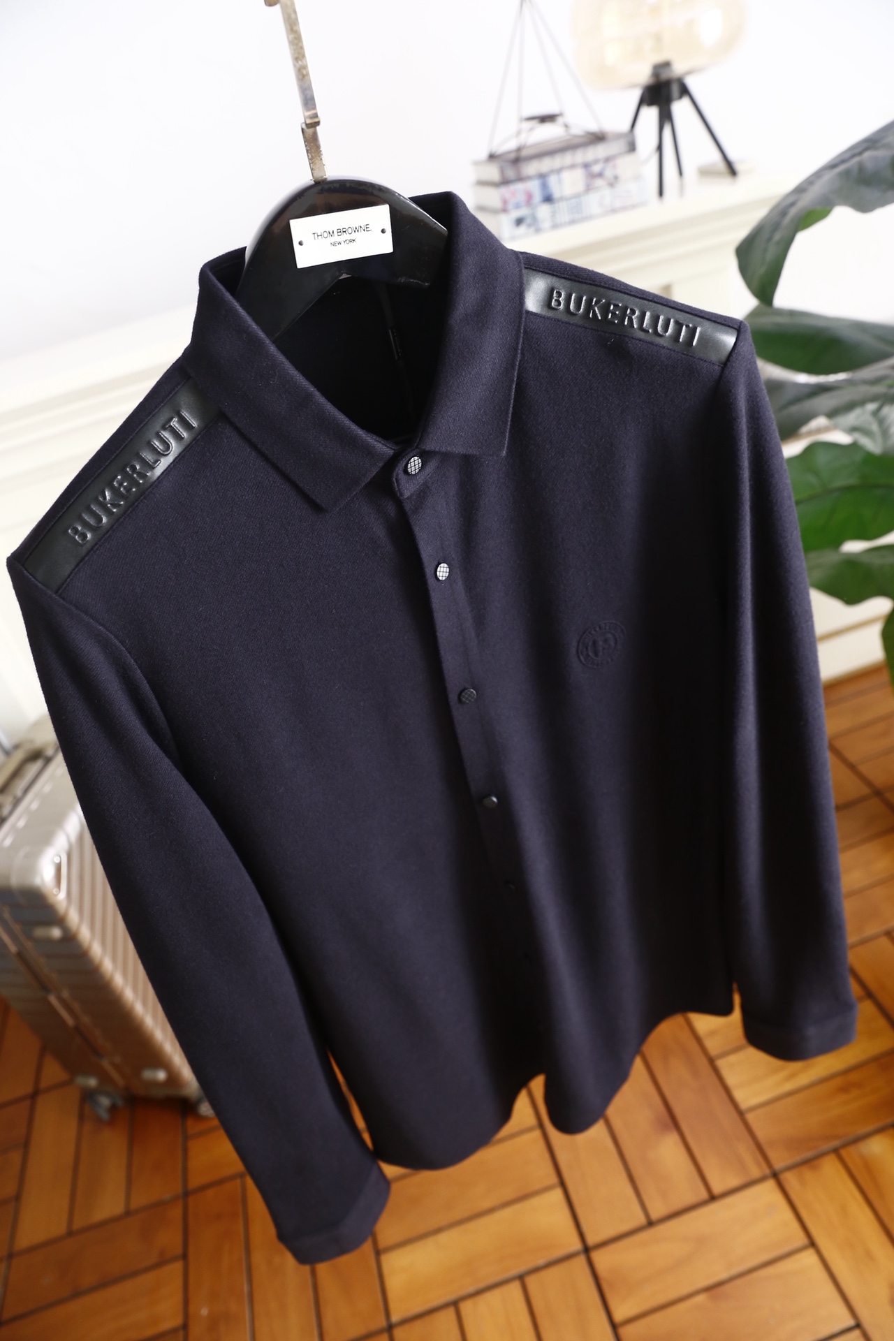 🔥巴宝丽/Burb*rry.25秋季新品！时尚男士休闲衬衫式Polo衫采用羊毛针织面料打造，触感柔软且兼