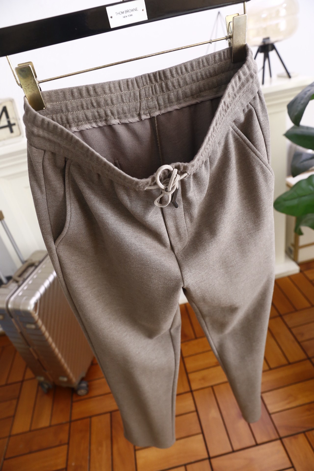 🔥杰尼亚.25秋冬新款男士休闲裤以绵羊毛混纺面料打造，面料带有细腻的肌理感，触感柔软且兼具挺括度，保暖性