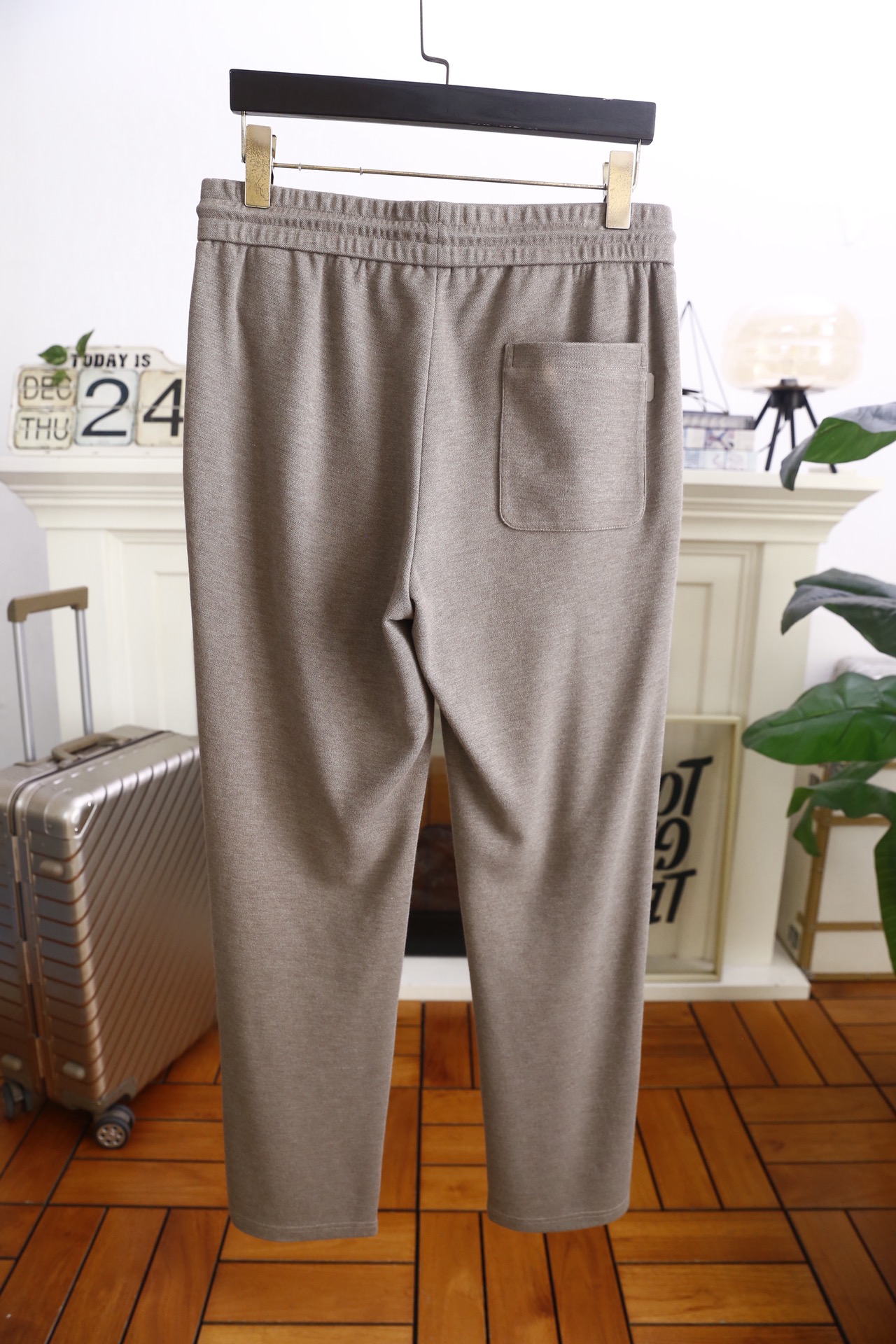 🔥杰尼亚.25秋冬新款男士休闲裤以绵羊毛混纺面料打造，面料带有细腻的肌理感，触感柔软且兼具挺括度，保暖性