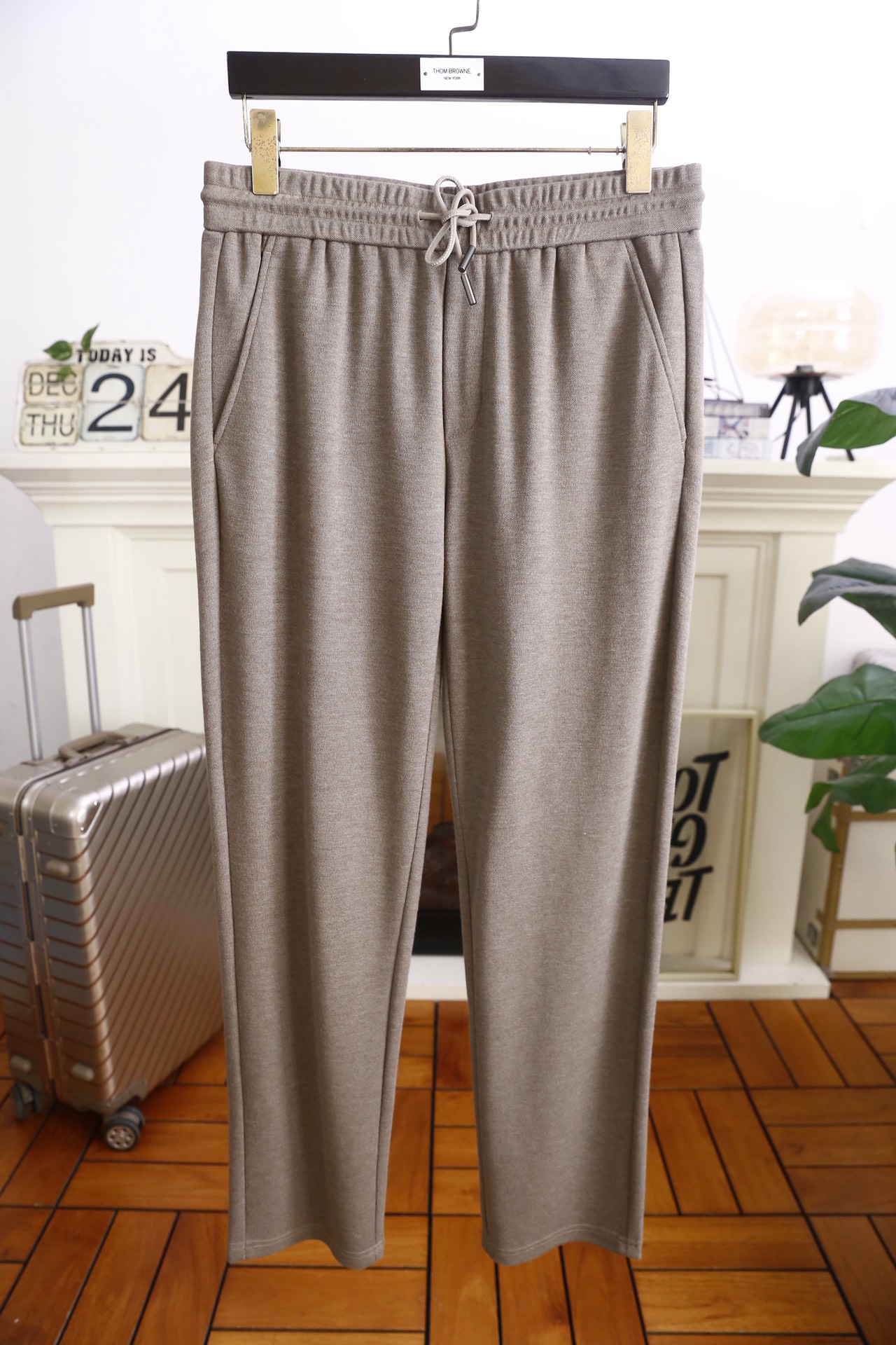 🔥杰尼亚.25秋冬新款男士休闲裤以绵羊毛混纺面料打造，面料带有细腻的肌理感，触感柔软且兼具挺括度，保暖性