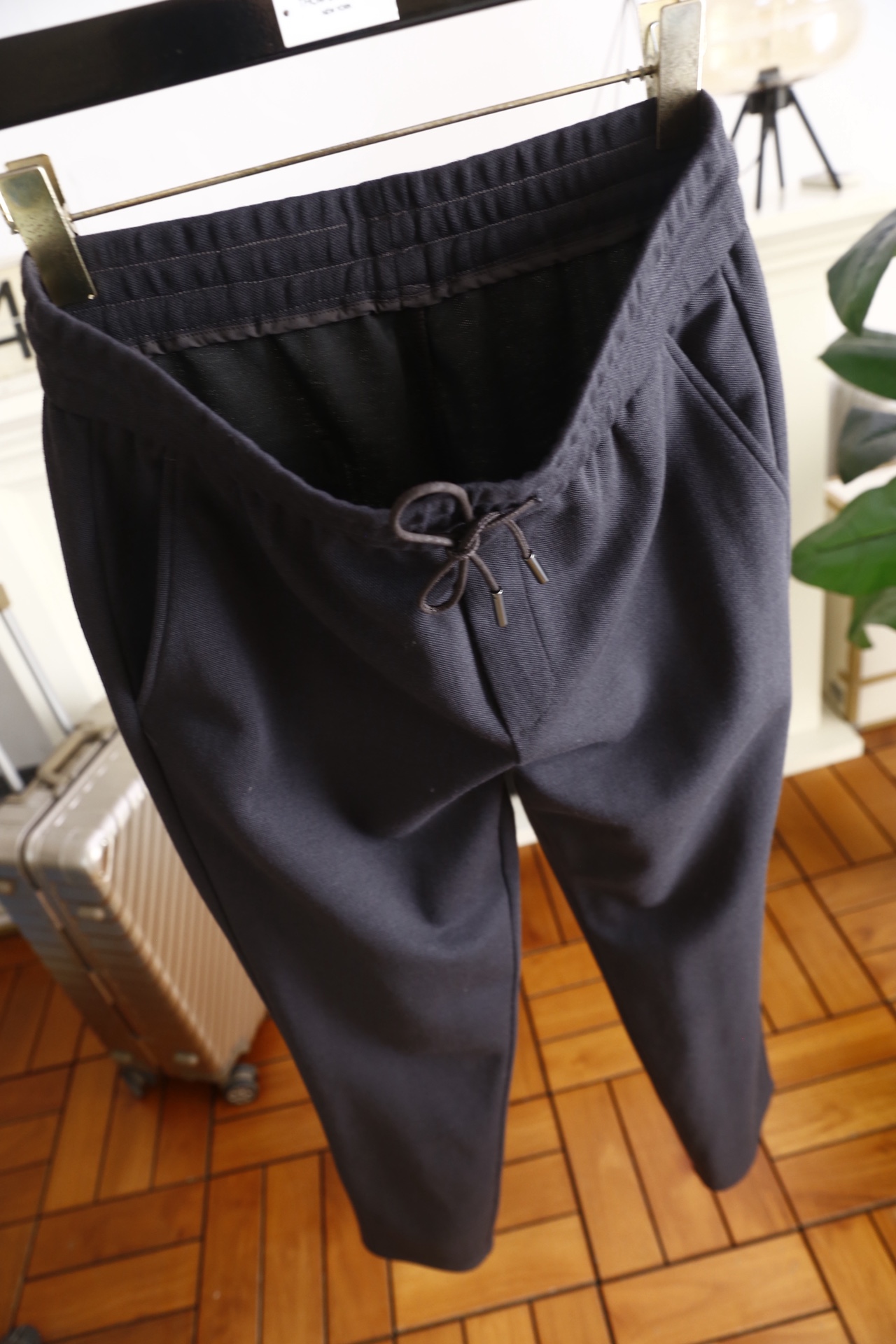 🔥杰尼亚.25秋冬新款男士休闲裤以绵羊毛混纺面料打造，面料带有细腻的肌理感，触感柔软且兼具挺括度，保暖性