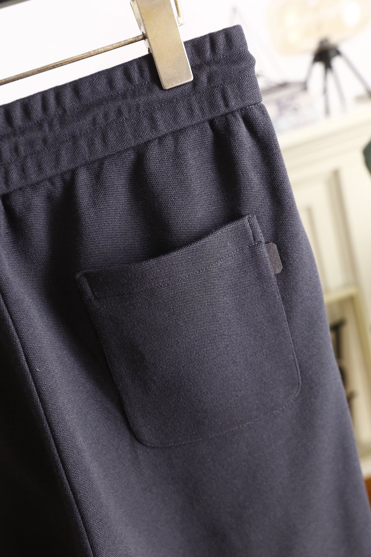 🔥杰尼亚.25秋冬新款男士休闲裤以绵羊毛混纺面料打造，面料带有细腻的肌理感，触感柔软且兼具挺括度，保暖性