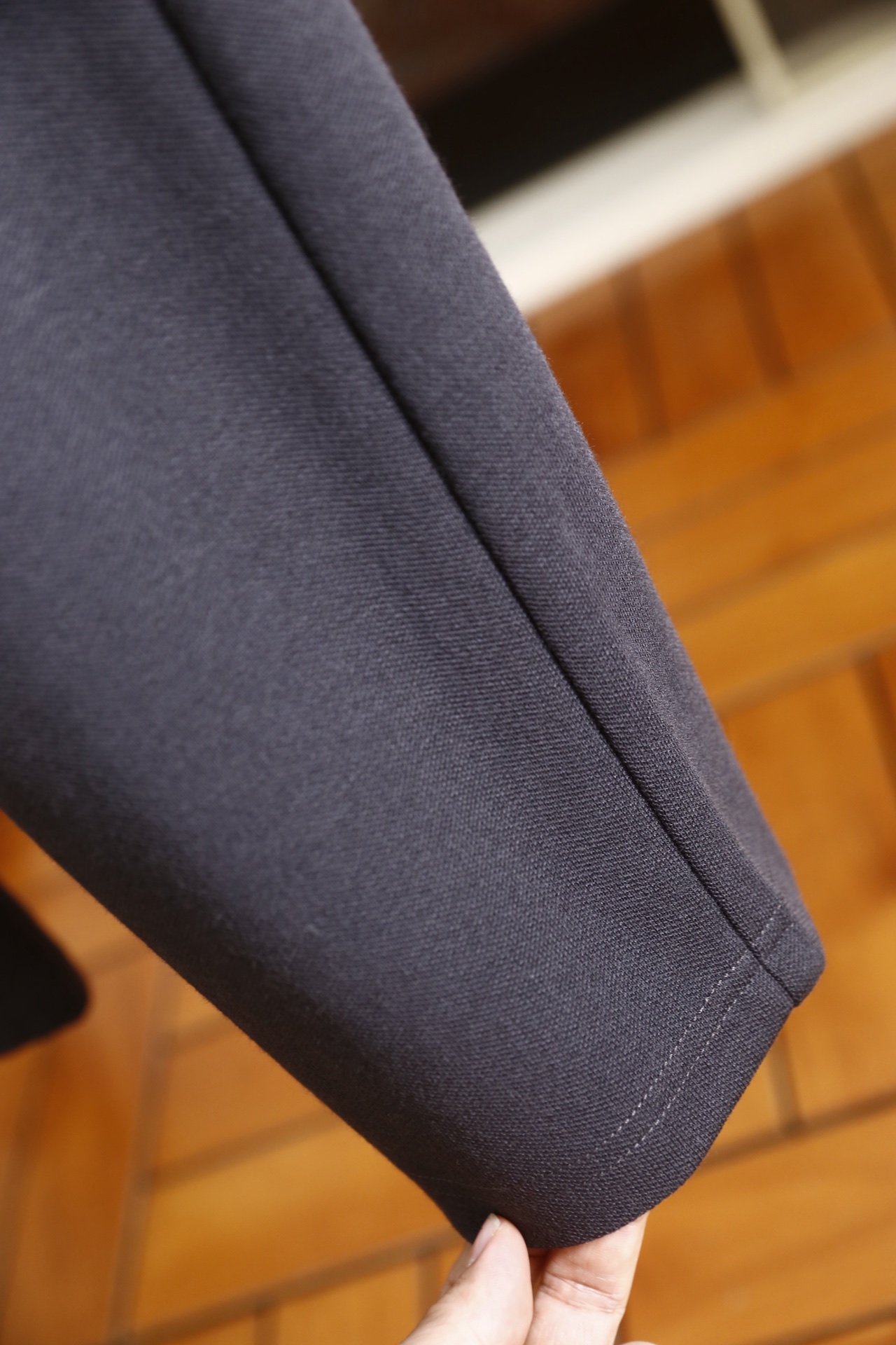 🔥杰尼亚.25秋冬新款男士休闲裤以绵羊毛混纺面料打造，面料带有细腻的肌理感，触感柔软且兼具挺括度，保暖性