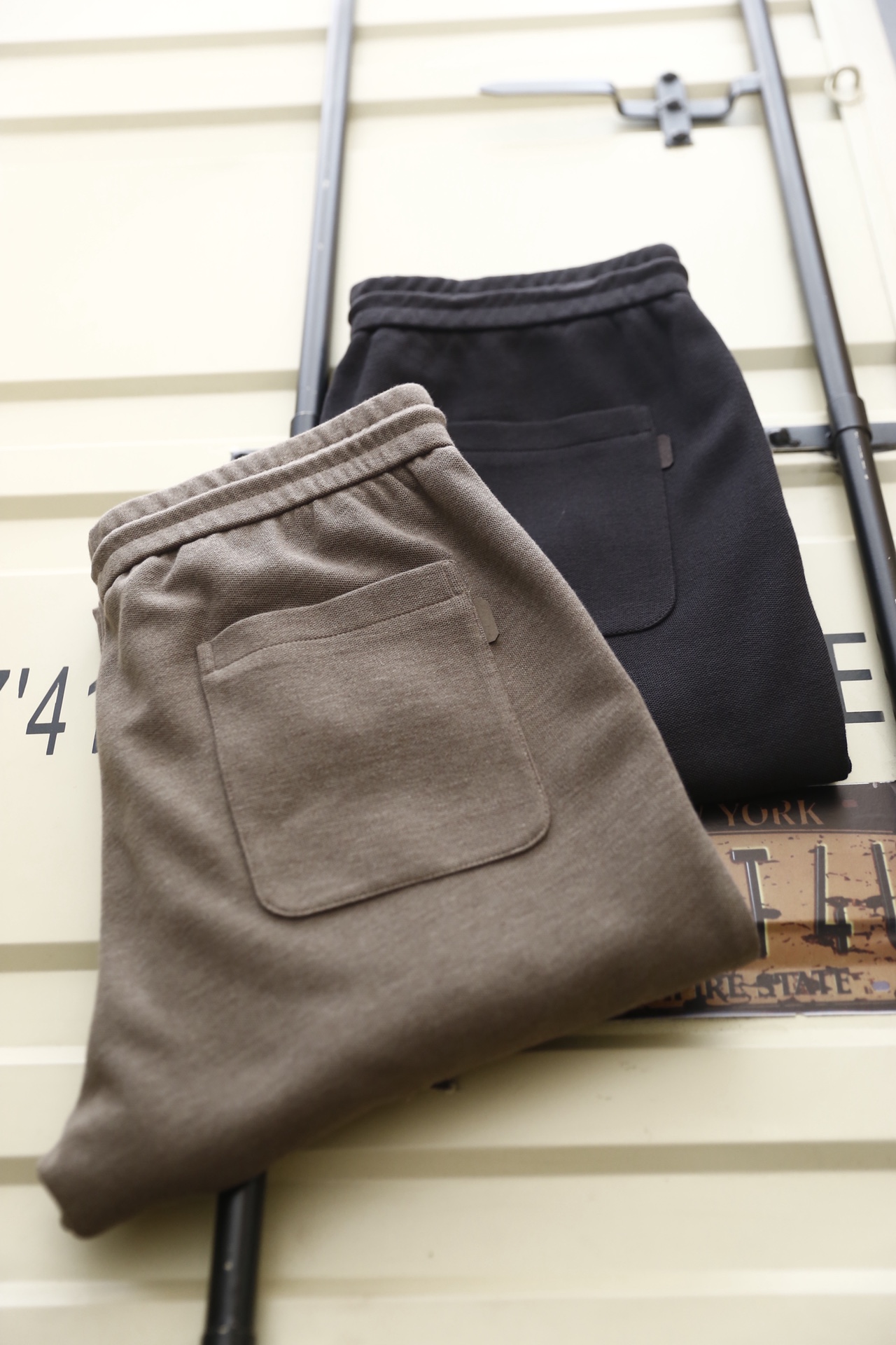 🔥杰尼亚.25秋冬新款男士休闲裤以绵羊毛混纺面料打造，面料带有细腻的肌理感，触感柔软且兼具挺括度，保暖性