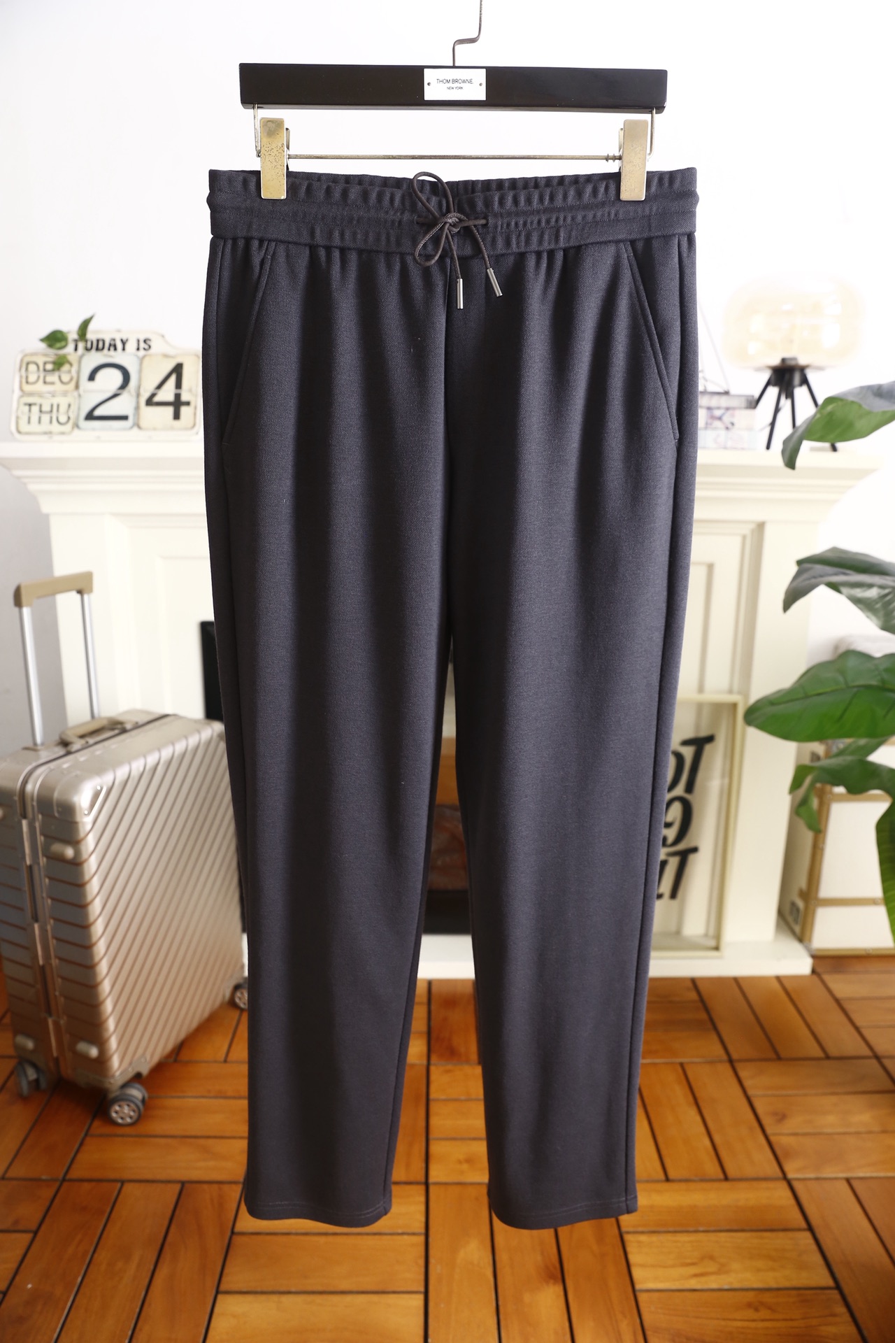 🔥杰尼亚.25秋冬新款男士休闲裤以绵羊毛混纺面料打造，面料带有细腻的肌理感，触感柔软且兼具挺括度，保暖性