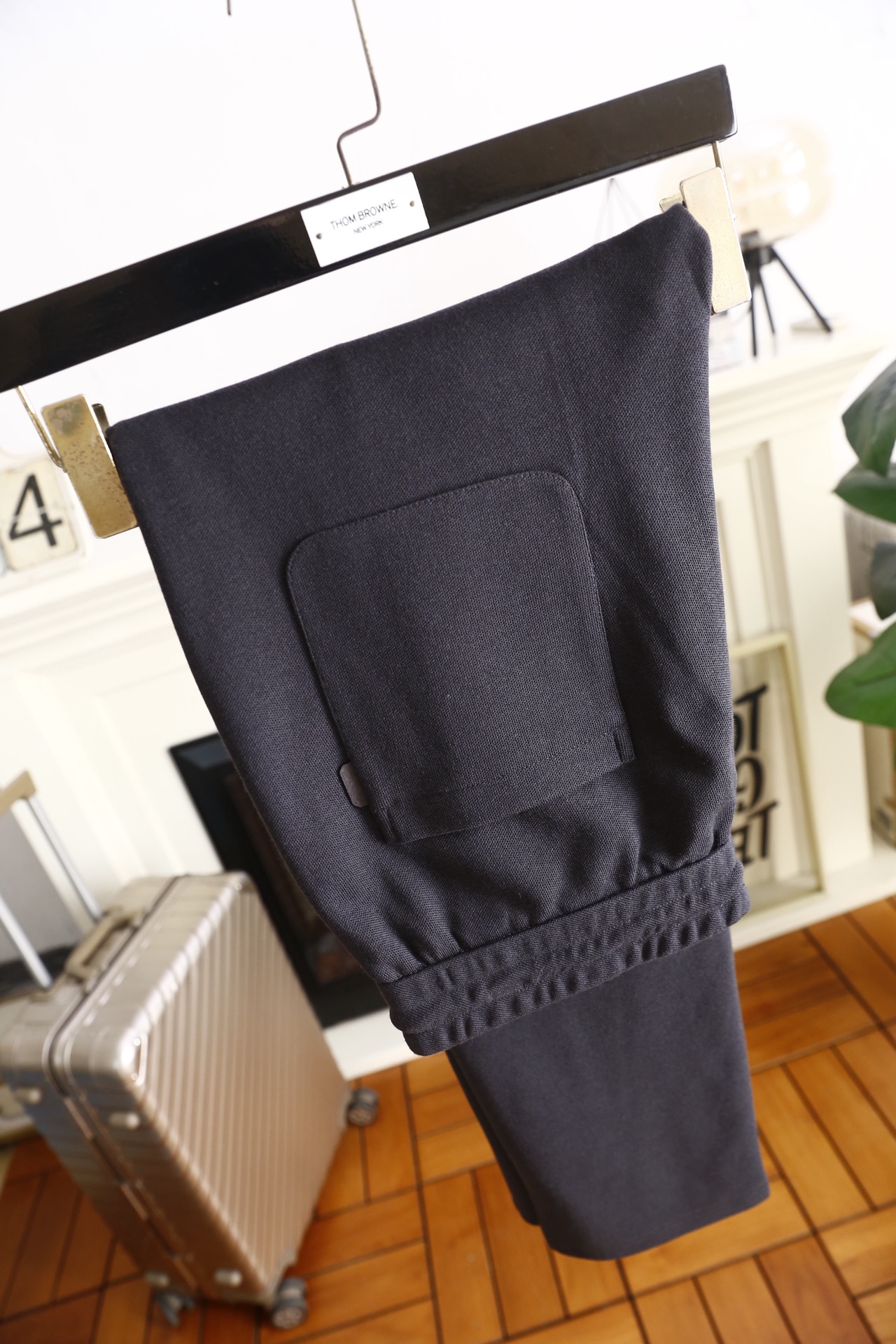 🔥杰尼亚.25秋冬新款男士休闲裤以绵羊毛混纺面料打造，面料带有细腻的肌理感，触感柔软且兼具挺括度，保暖性