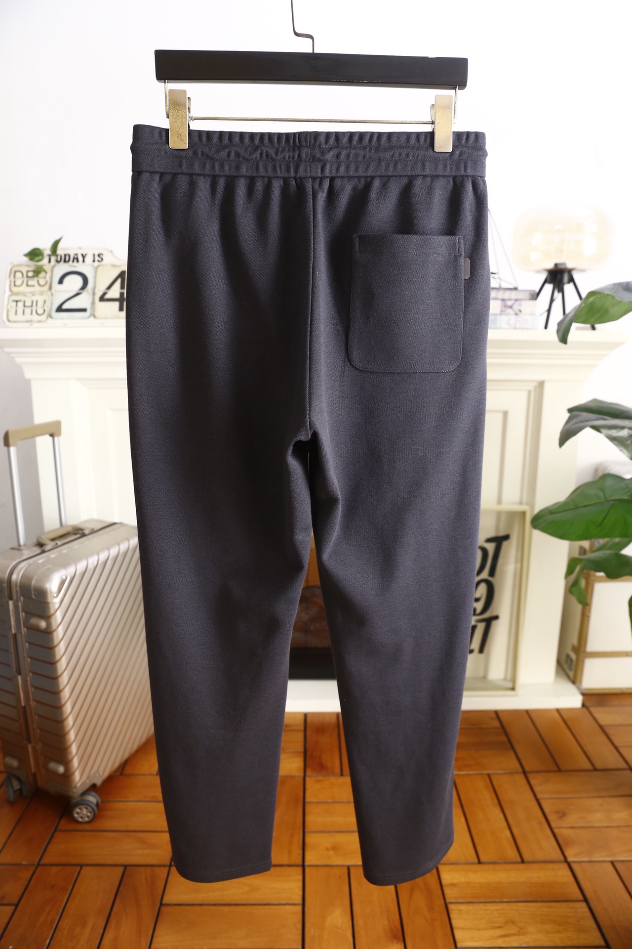 🔥杰尼亚.25秋冬新款男士休闲裤以绵羊毛混纺面料打造，面料带有细腻的肌理感，触感柔软且兼具挺括度，保暖性