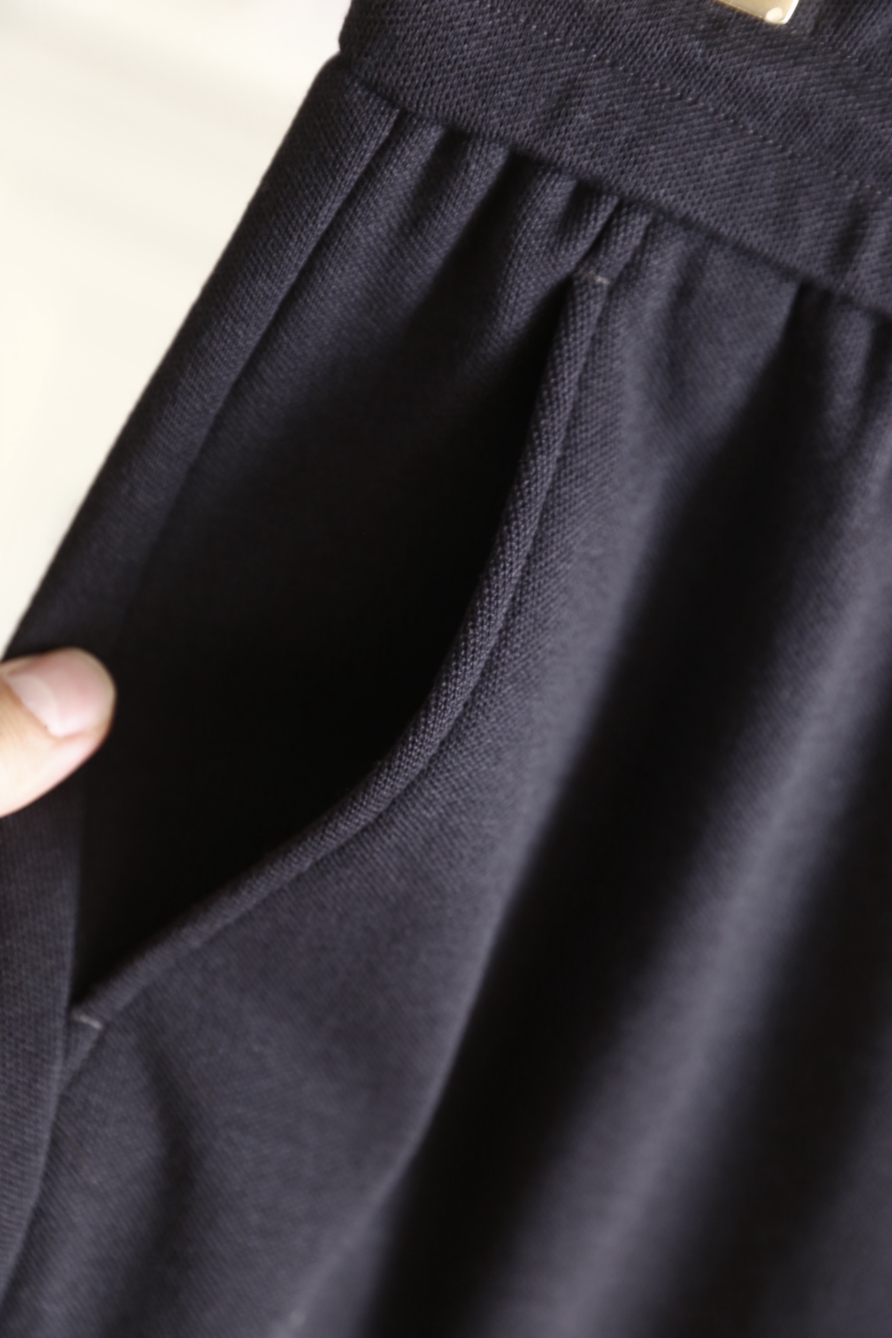 🔥杰尼亚.25秋冬新款男士休闲裤以绵羊毛混纺面料打造，面料带有细腻的肌理感，触感柔软且兼具挺括度，保暖性