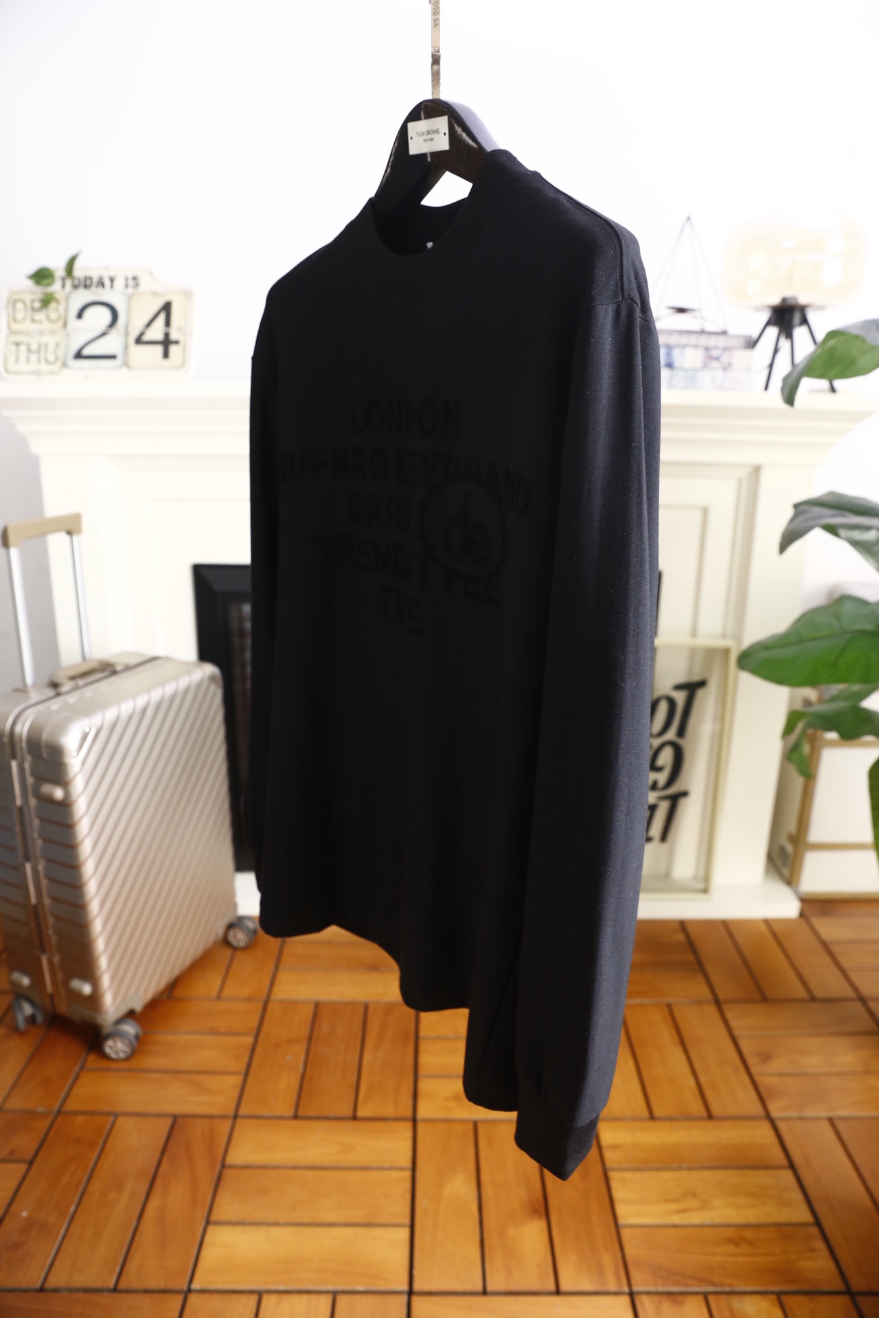 🔥路易威*/LV.2025秋季新品！时尚男士长袖打底衫！采用舒适莫代尔棉面料👍质感平整顺滑，风格偏向简约