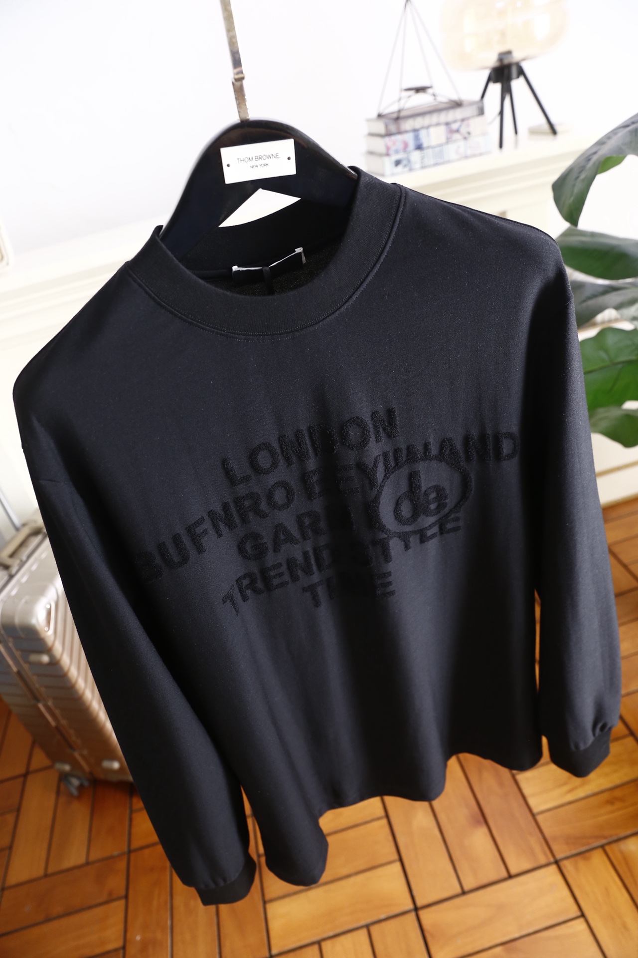 🔥路易威*/LV.2025秋季新品！时尚男士长袖打底衫！采用舒适莫代尔棉面料👍质感平整顺滑，风格偏向简约