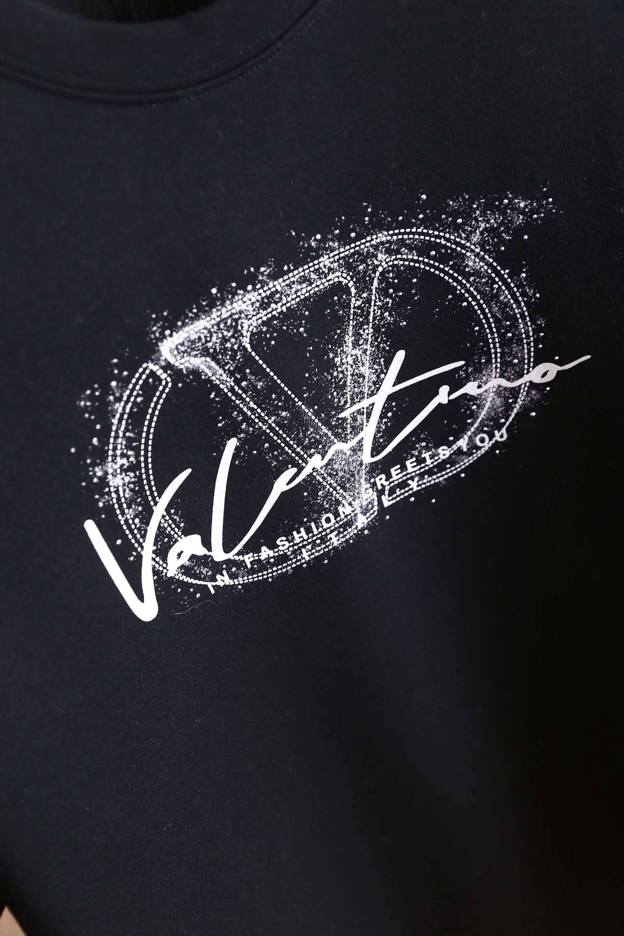 🔥华伦天奴.25秋季新款🆕时尚男士圆领短袖🍃胸前奢华经典定制LOGO标识标注👍🏼上身就能体会这款设计带来