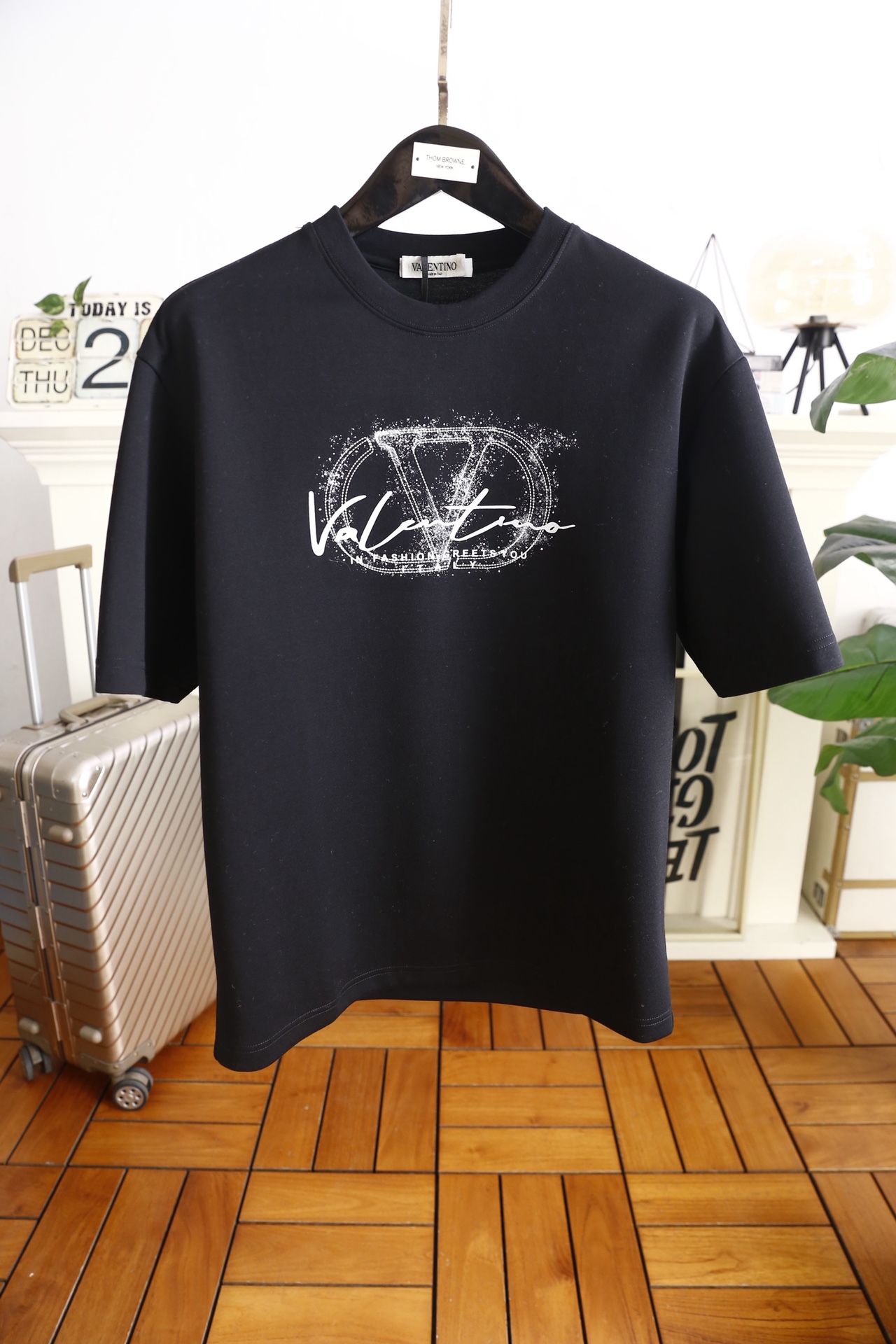 🔥华伦天奴.25秋季新款🆕时尚男士圆领短袖🍃胸前奢华经典定制LOGO标识标注👍🏼上身就能体会这款设计带来