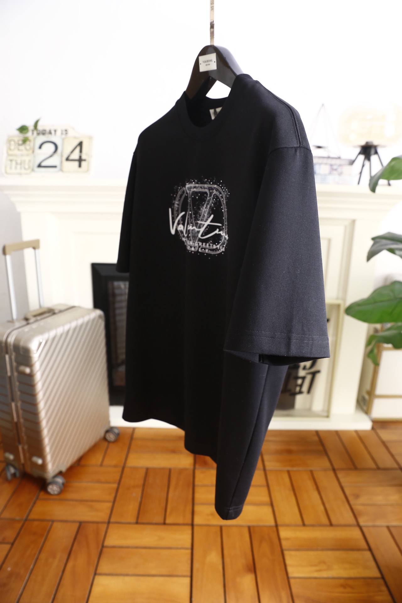 🔥华伦天奴.25秋季新款🆕时尚男士圆领短袖🍃胸前奢华经典定制LOGO标识标注👍🏼上身就能体会这款设计带来