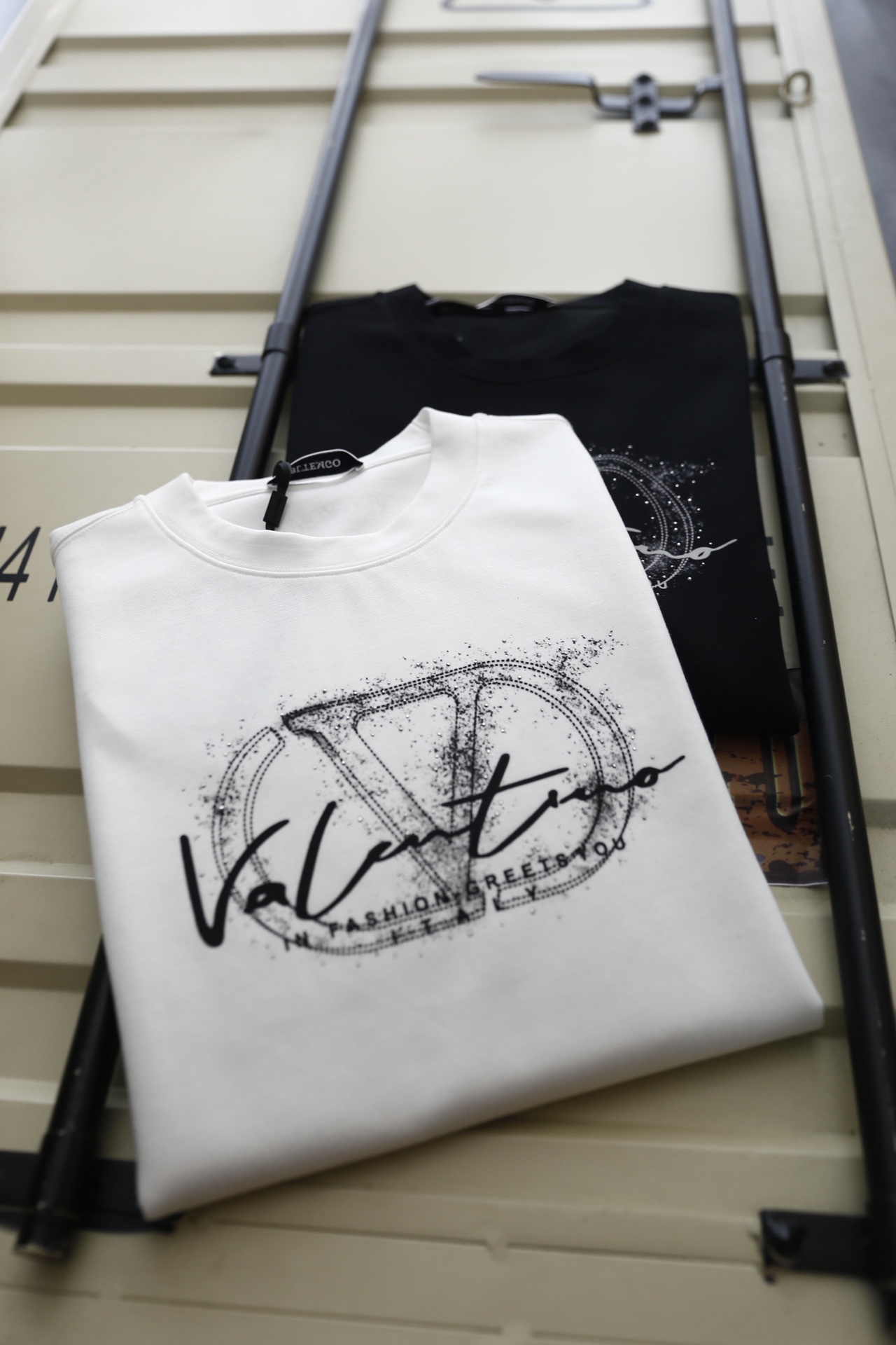 🔥华伦天奴.25秋季新款🆕时尚男士圆领短袖🍃胸前奢华经典定制LOGO标识标注👍🏼上身就能体会这款设计带来