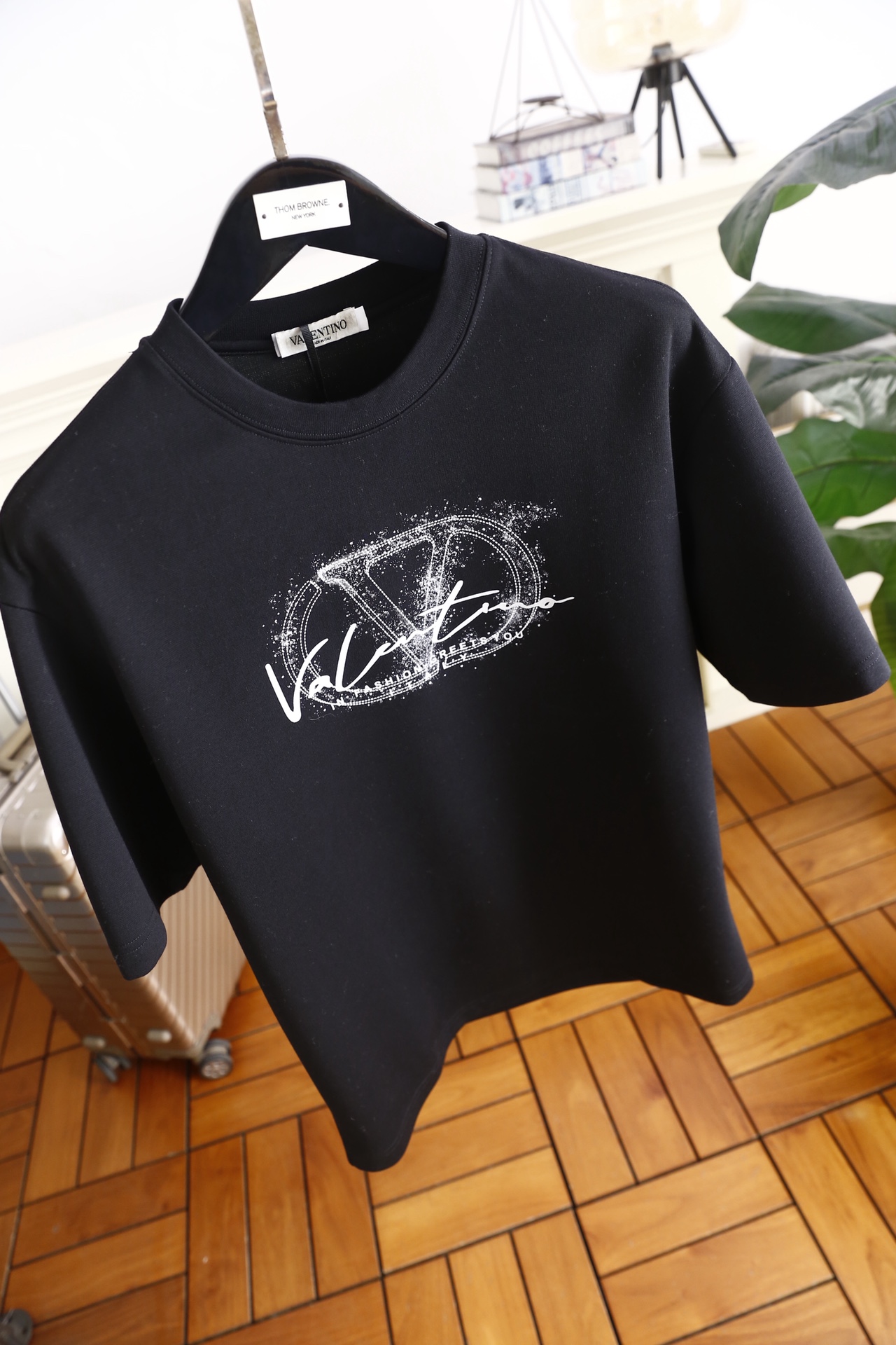 🔥华伦天奴.25秋季新款🆕时尚男士圆领短袖🍃胸前奢华经典定制LOGO标识标注👍🏼上身就能体会这款设计带来