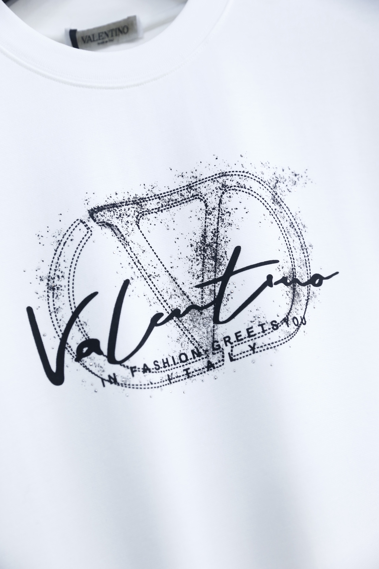 🔥华伦天奴.25秋季新款🆕时尚男士圆领短袖🍃胸前奢华经典定制LOGO标识标注👍🏼上身就能体会这款设计带来