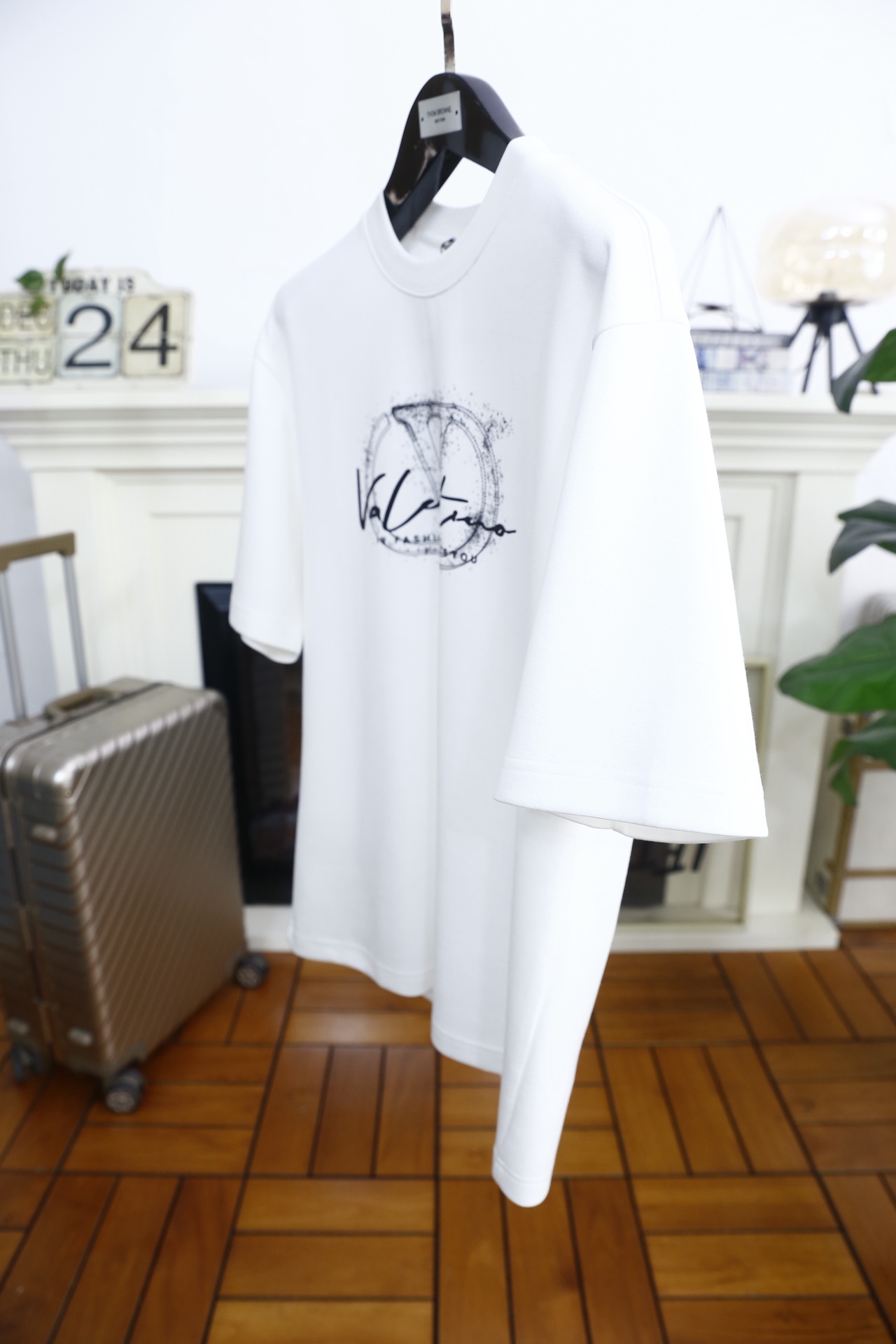 🔥华伦天奴.25秋季新款🆕时尚男士圆领短袖🍃胸前奢华经典定制LOGO标识标注👍🏼上身就能体会这款设计带来