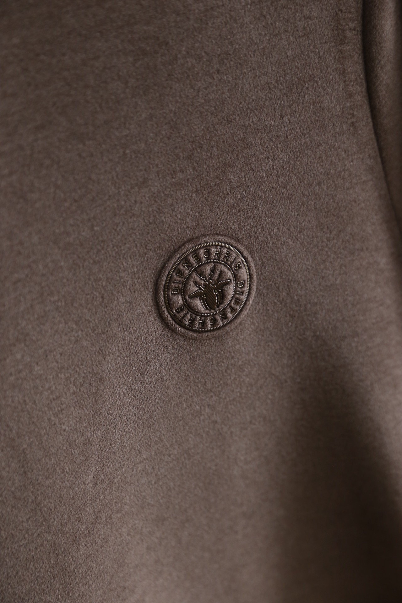 🔥迪奥.25秋冬新款！时尚男士半高领长袖打底衫为常规直筒版型，采用莱赛尔、棉与山羊绒混纺面料，兼具莱赛尔