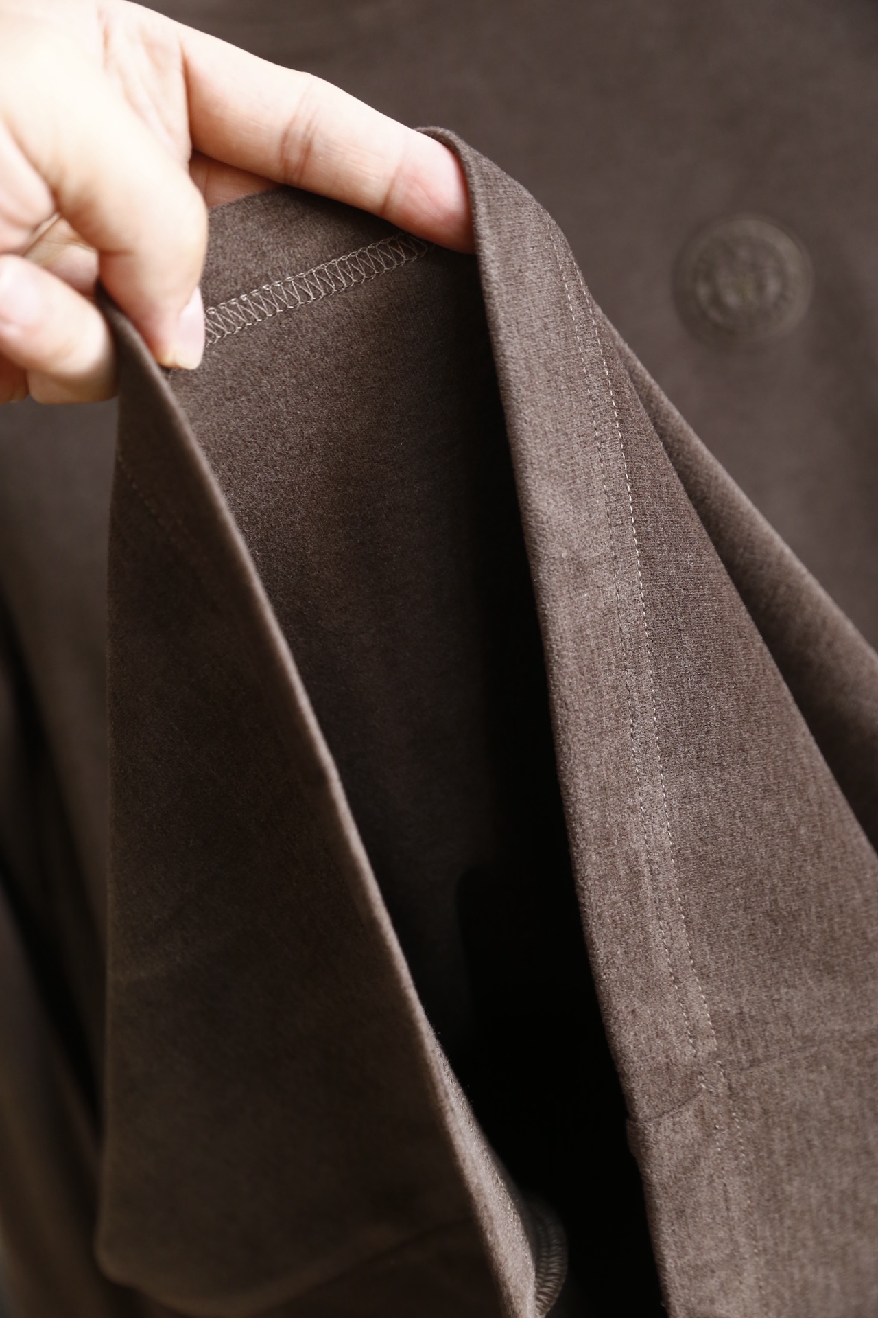 🔥迪奥.25秋冬新款！时尚男士半高领长袖打底衫为常规直筒版型，采用莱赛尔、棉与山羊绒混纺面料，兼具莱赛尔