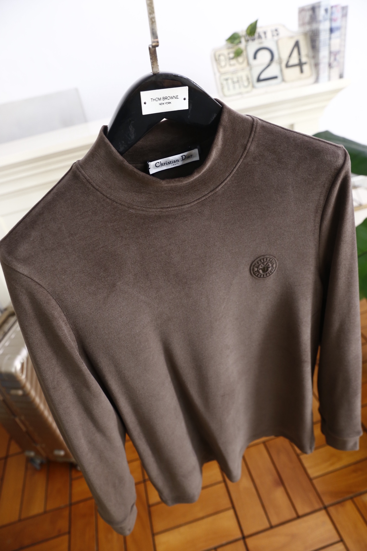 🔥迪奥.25秋冬新款！时尚男士半高领长袖打底衫为常规直筒版型，采用莱赛尔、棉与山羊绒混纺面料，兼具莱赛尔