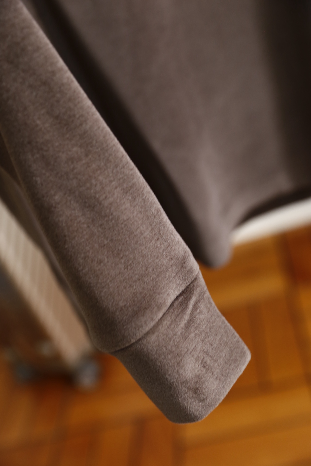 🔥迪奥.25秋冬新款！时尚男士半高领长袖打底衫为常规直筒版型，采用莱赛尔、棉与山羊绒混纺面料，兼具莱赛尔