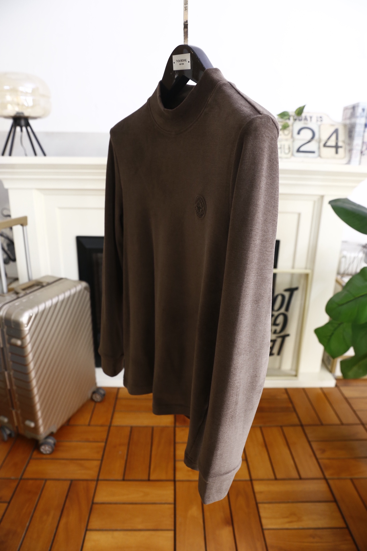 🔥迪奥.25秋冬新款！时尚男士半高领长袖打底衫为常规直筒版型，采用莱赛尔、棉与山羊绒混纺面料，兼具莱赛尔