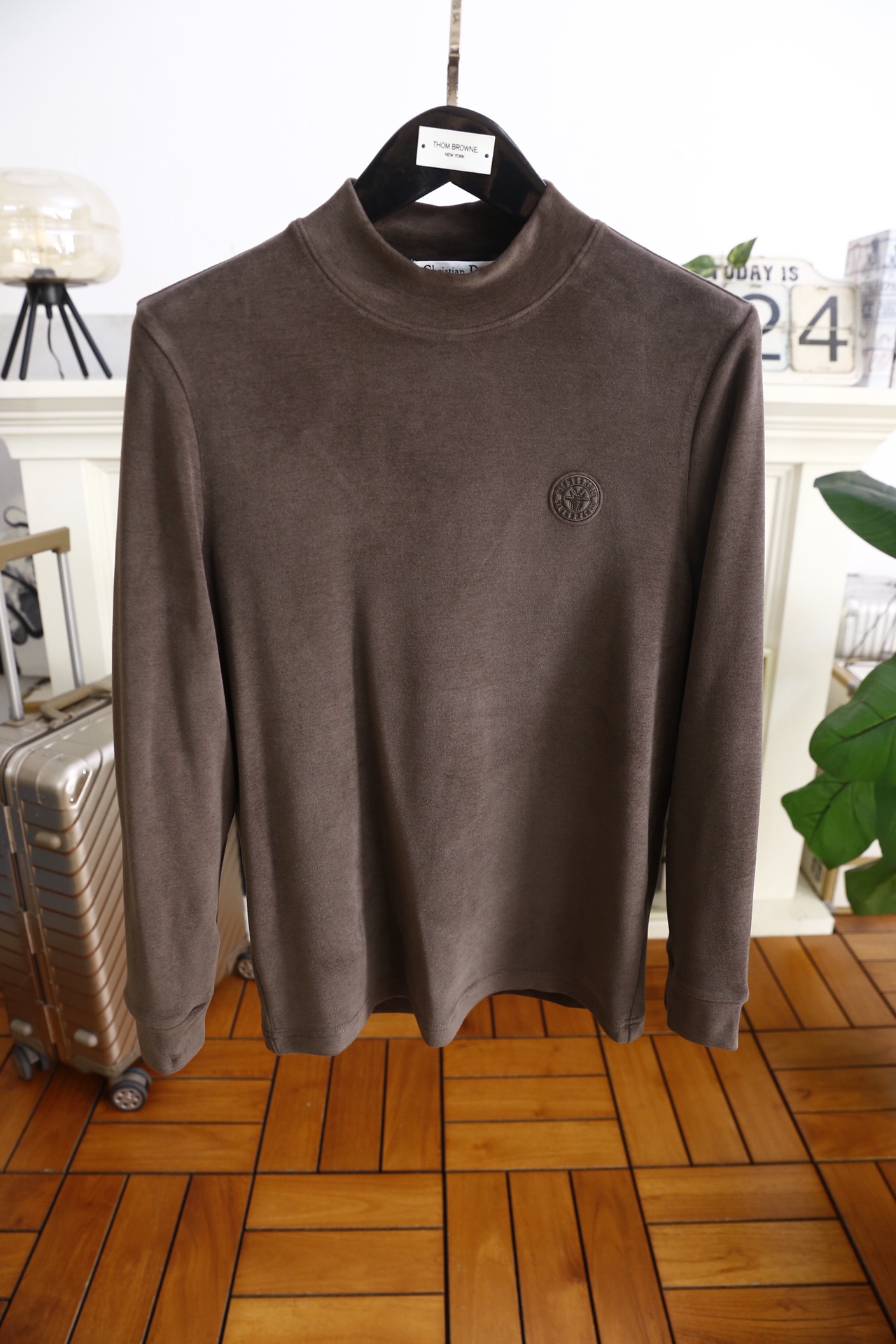 🔥迪奥.25秋冬新款！时尚男士半高领长袖打底衫为常规直筒版型，采用莱赛尔、棉与山羊绒混纺面料，兼具莱赛尔