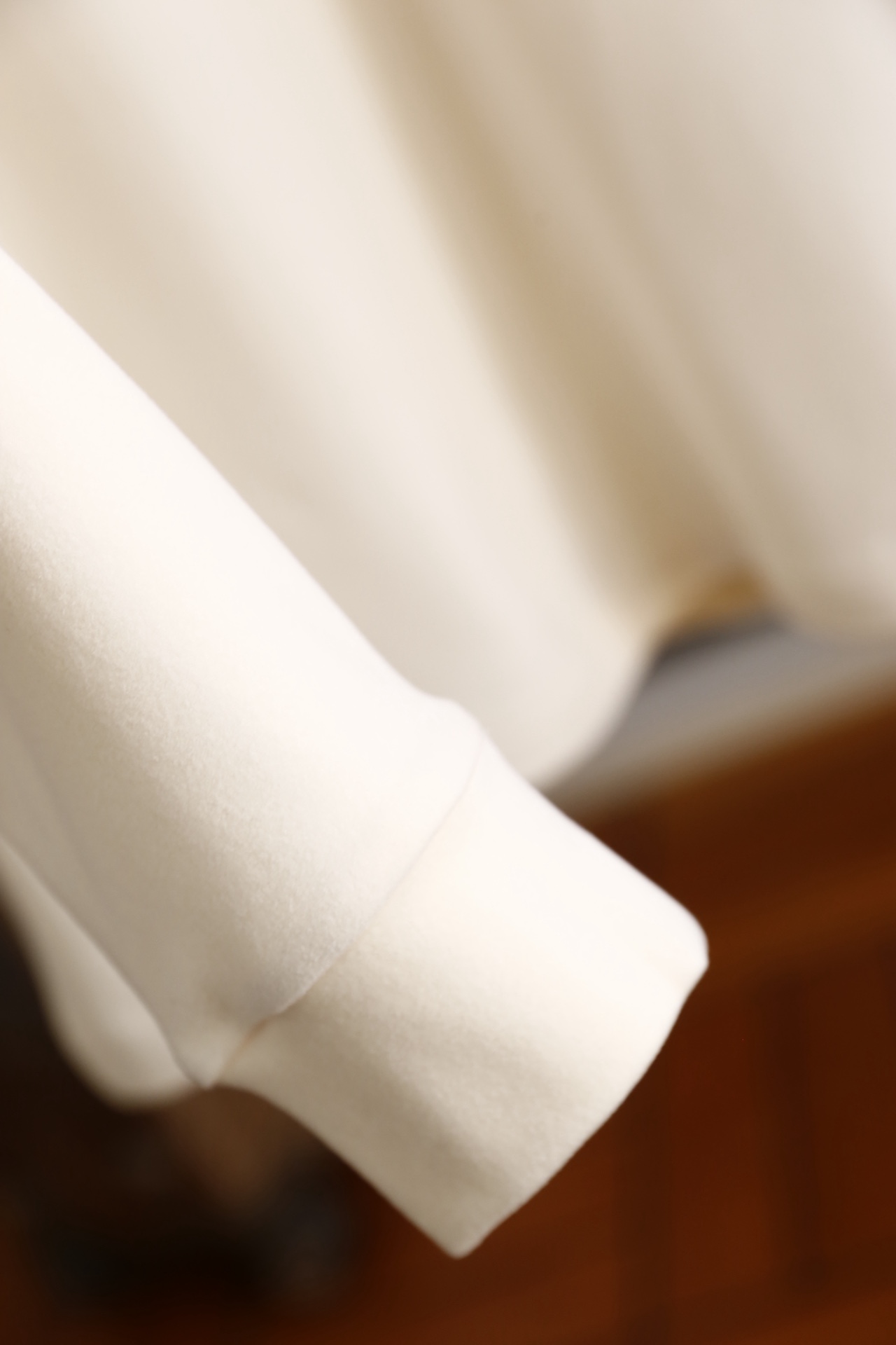 🔥迪奥.25秋冬新款！时尚男士半高领长袖打底衫为常规直筒版型，采用莱赛尔、棉与山羊绒混纺面料，兼具莱赛尔